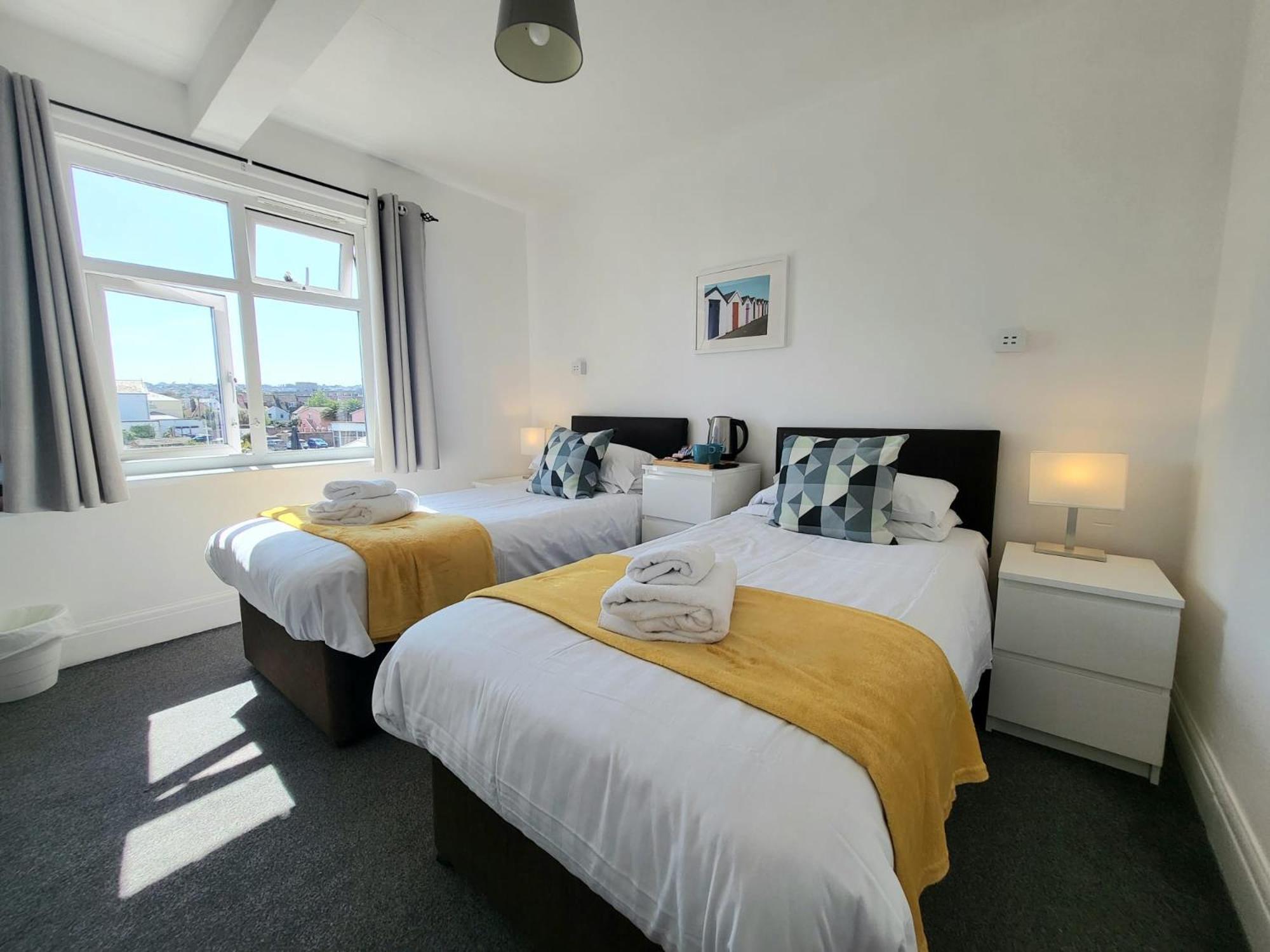 Standard Twin Room with Partial Sea View - Photo 1