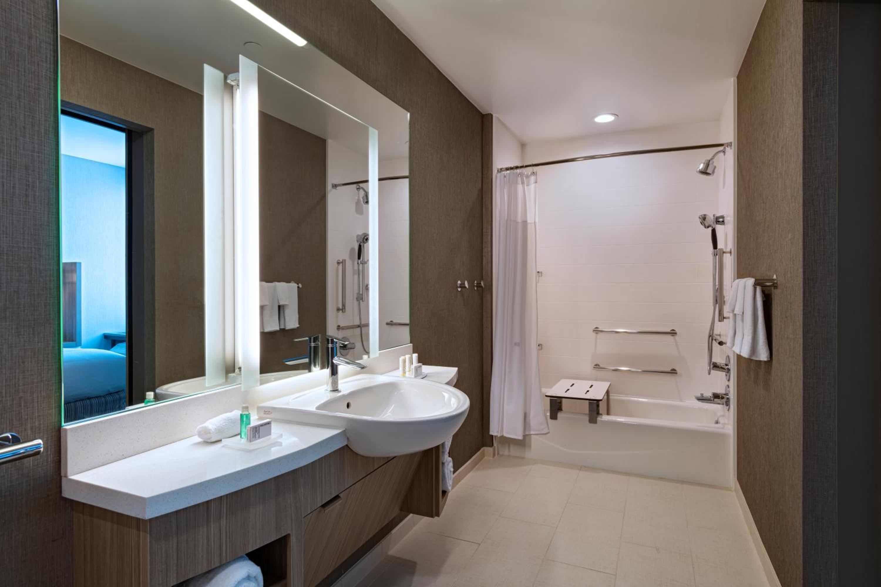 Queen Suite with Sofa Bed and Adapted Tub - Mobility Accessible photo 2