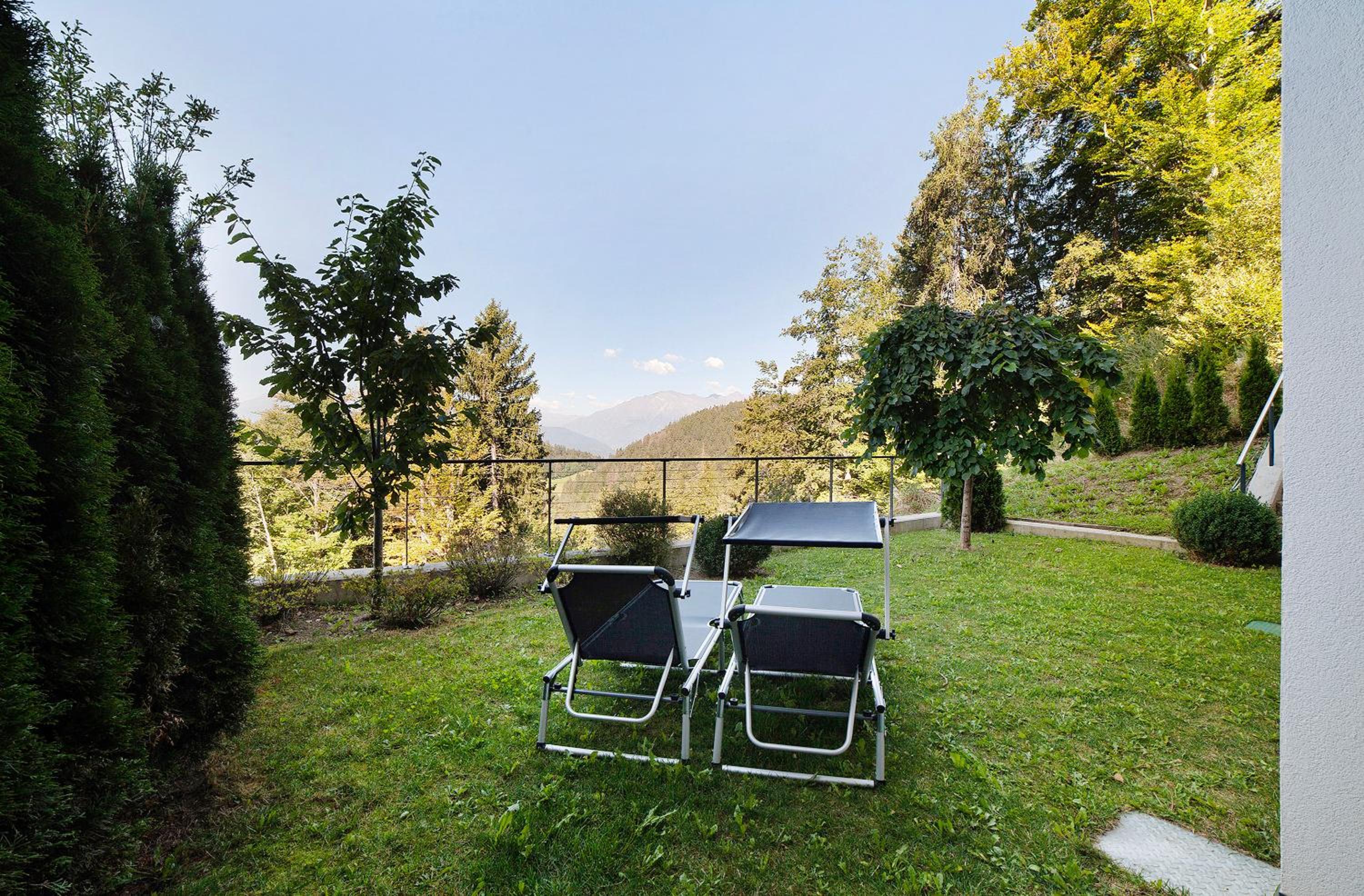 Two-Bedroom Deluxe Apartment with Garden View photo 2