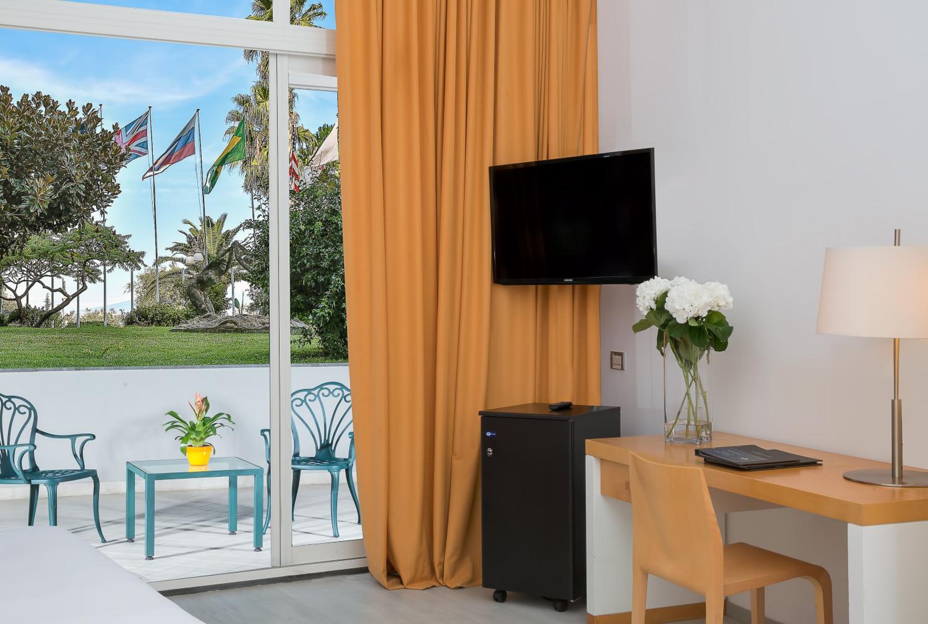 Triple Family Room with Garden View