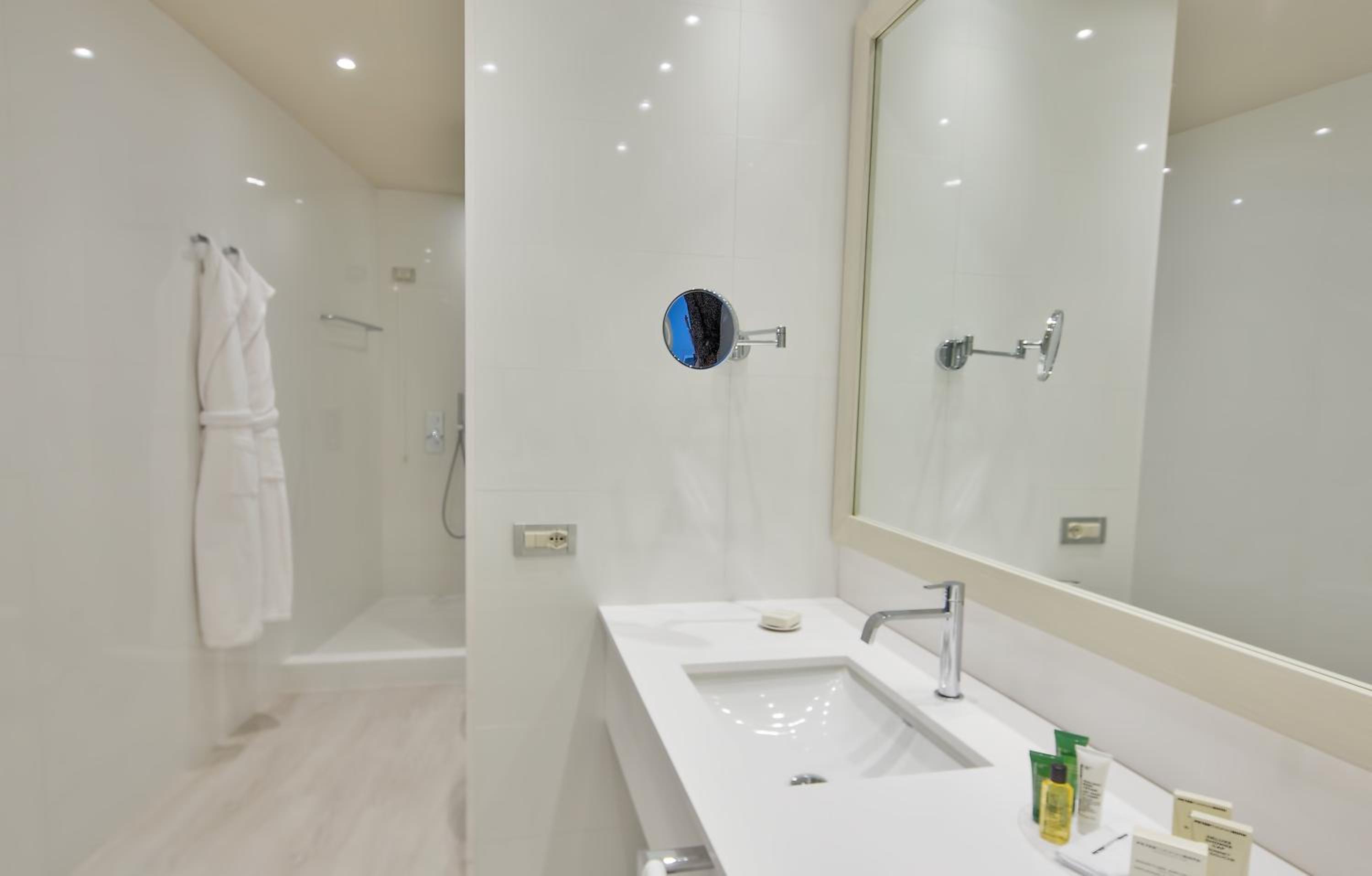 Deluxe King Room with Sea View thumbnail 6