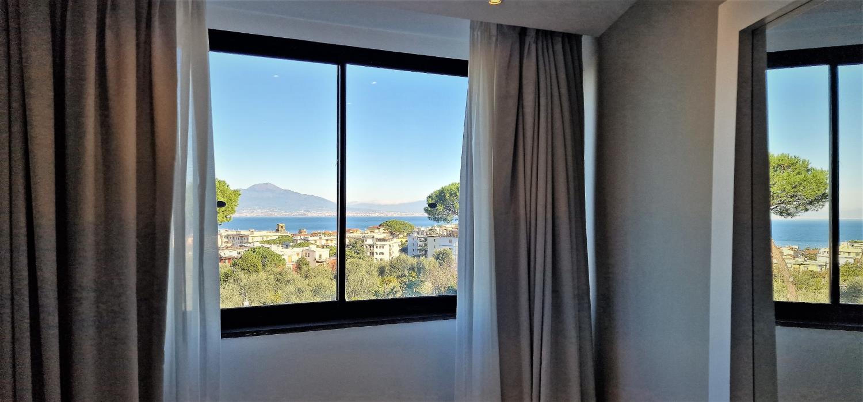 Deluxe Quadruple Room with Sea View thumbnail 6