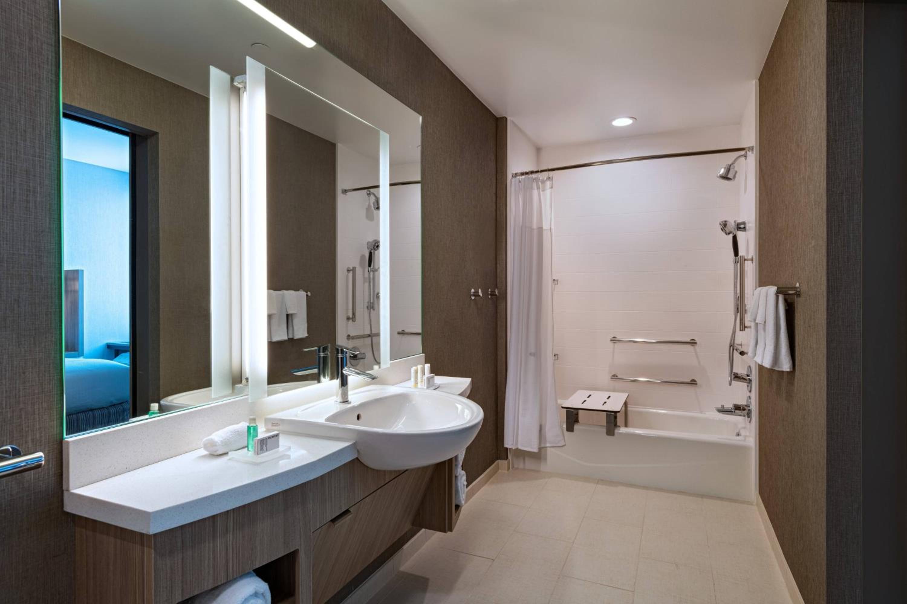 King Suite with Sofa Bed and Trundle Bed - Hearing Accessible - Photo 4