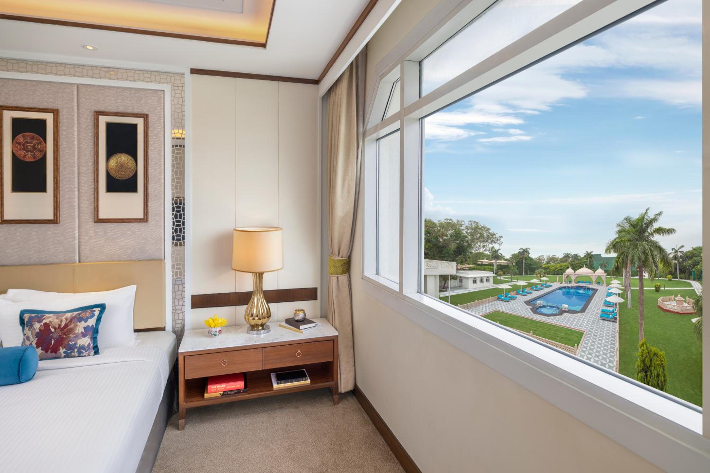 Executive Room Pool View King Bed - Photo 2