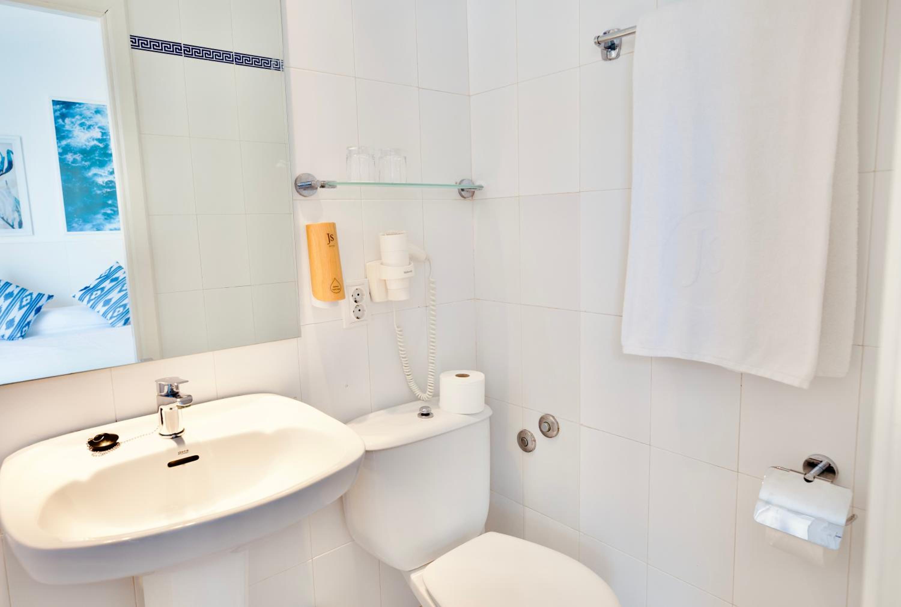 Double Room with Balcony - Photo 9