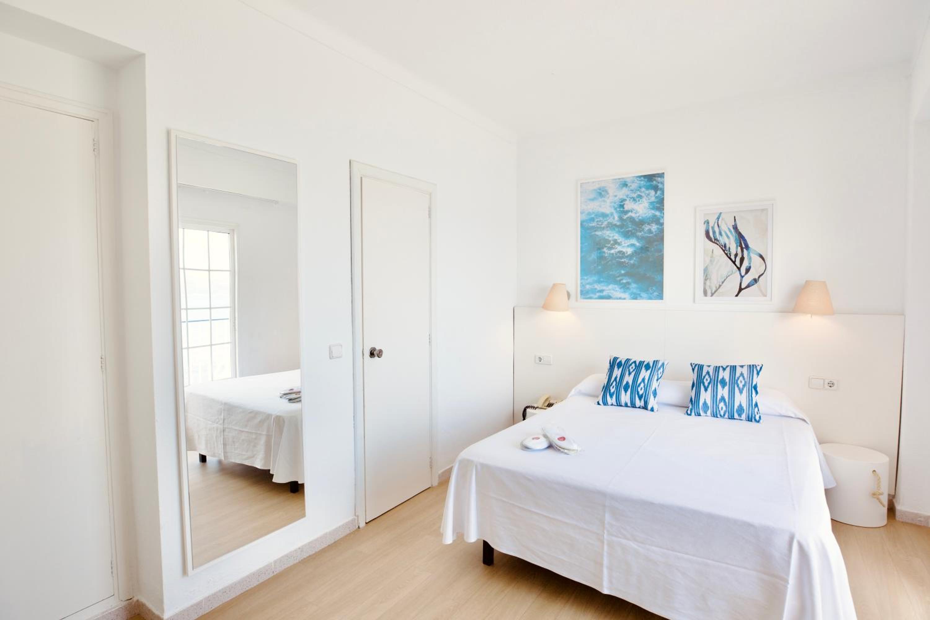 Double Room with Balcony - Photo 1