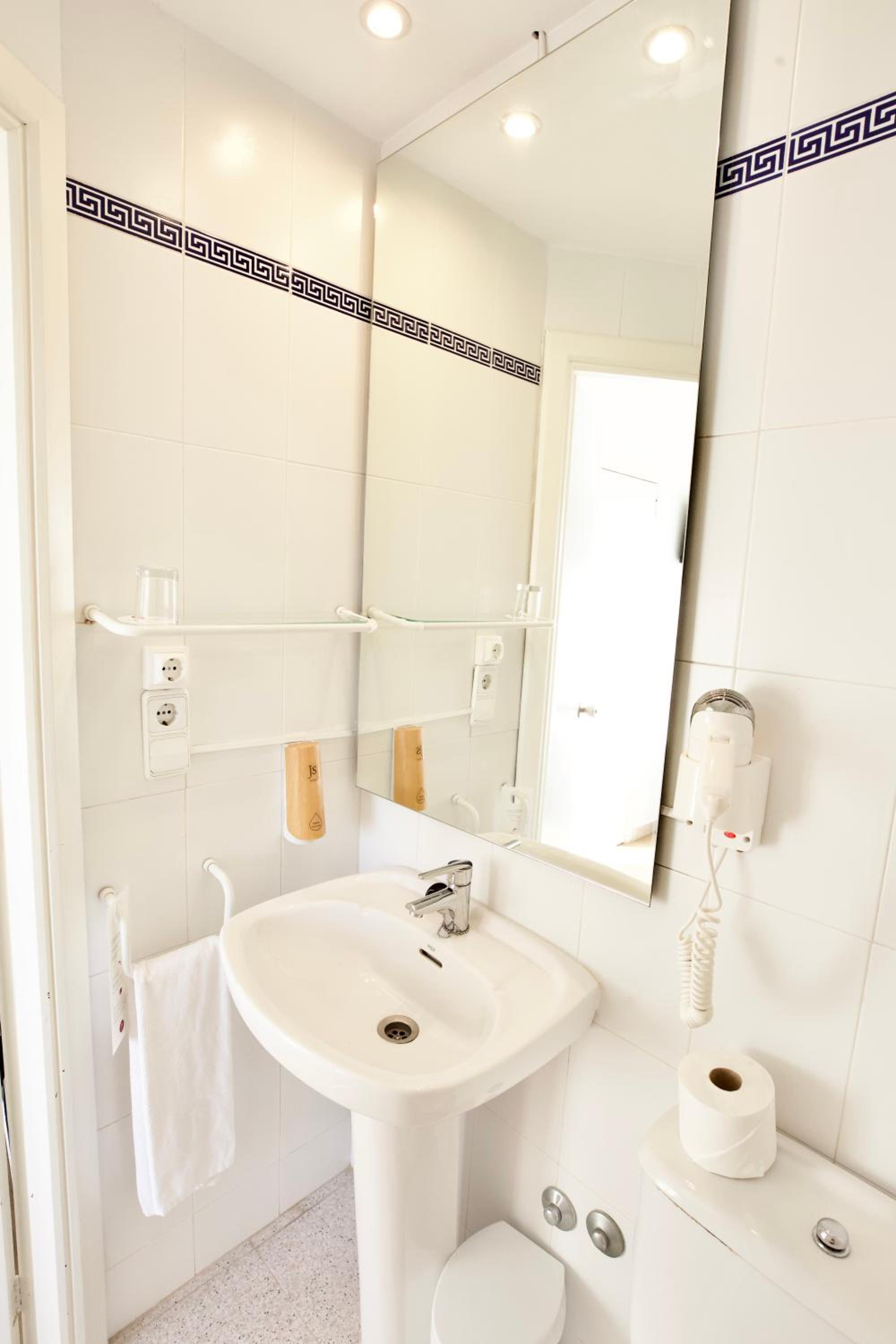 Double Room with Balcony - Photo 10