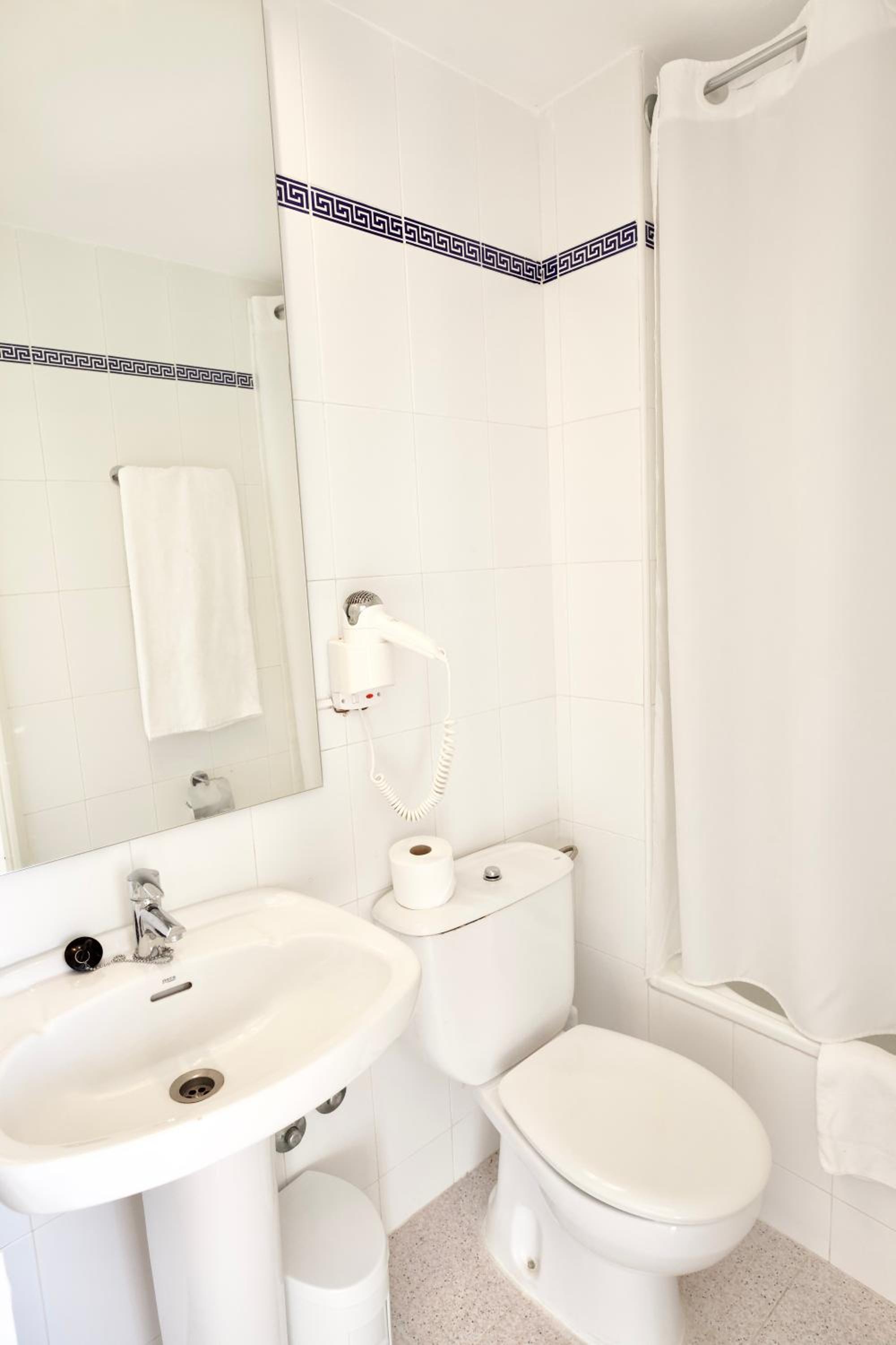 Double Room with Balcony - Photo 2