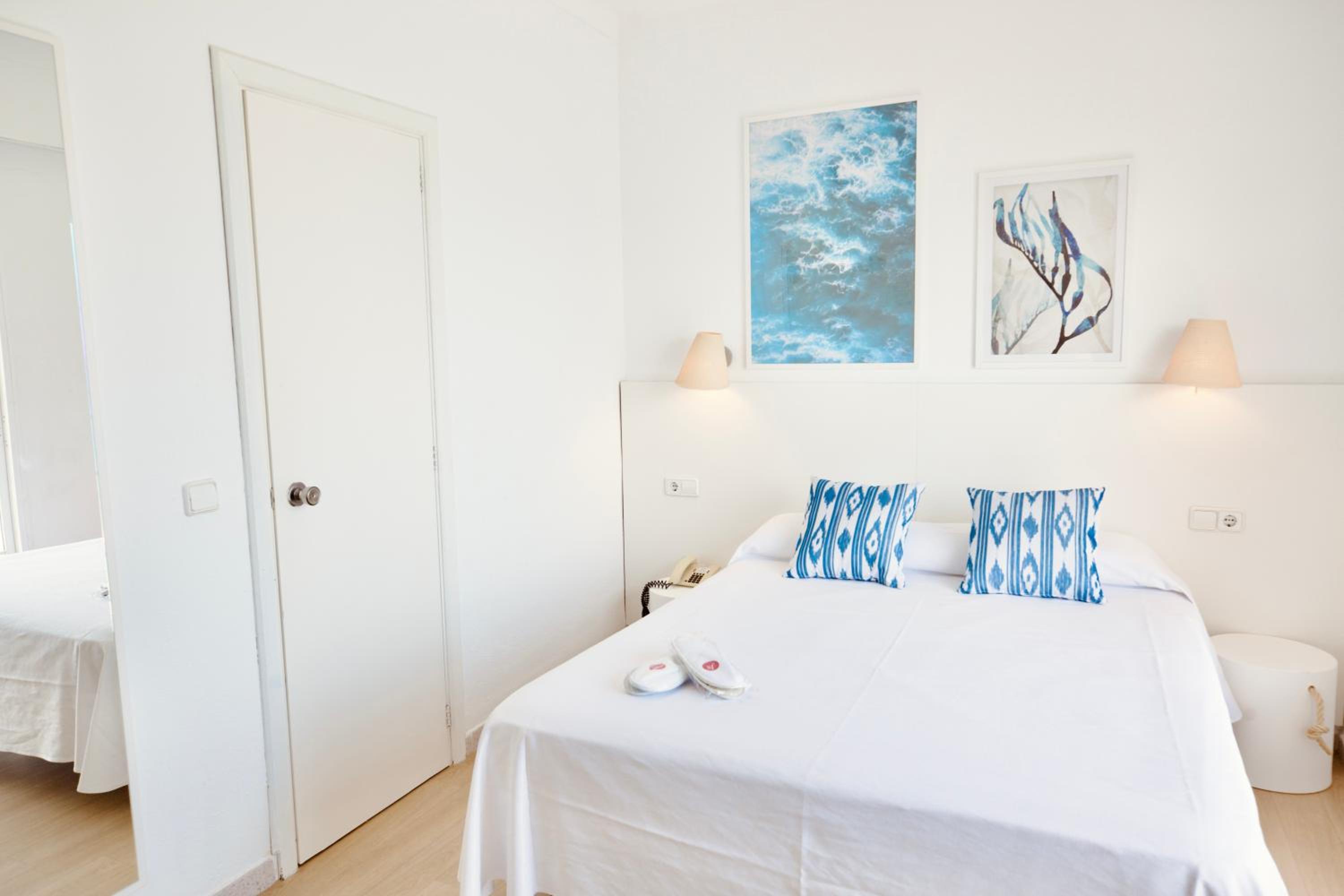 Double Room with Balcony - Photo 3