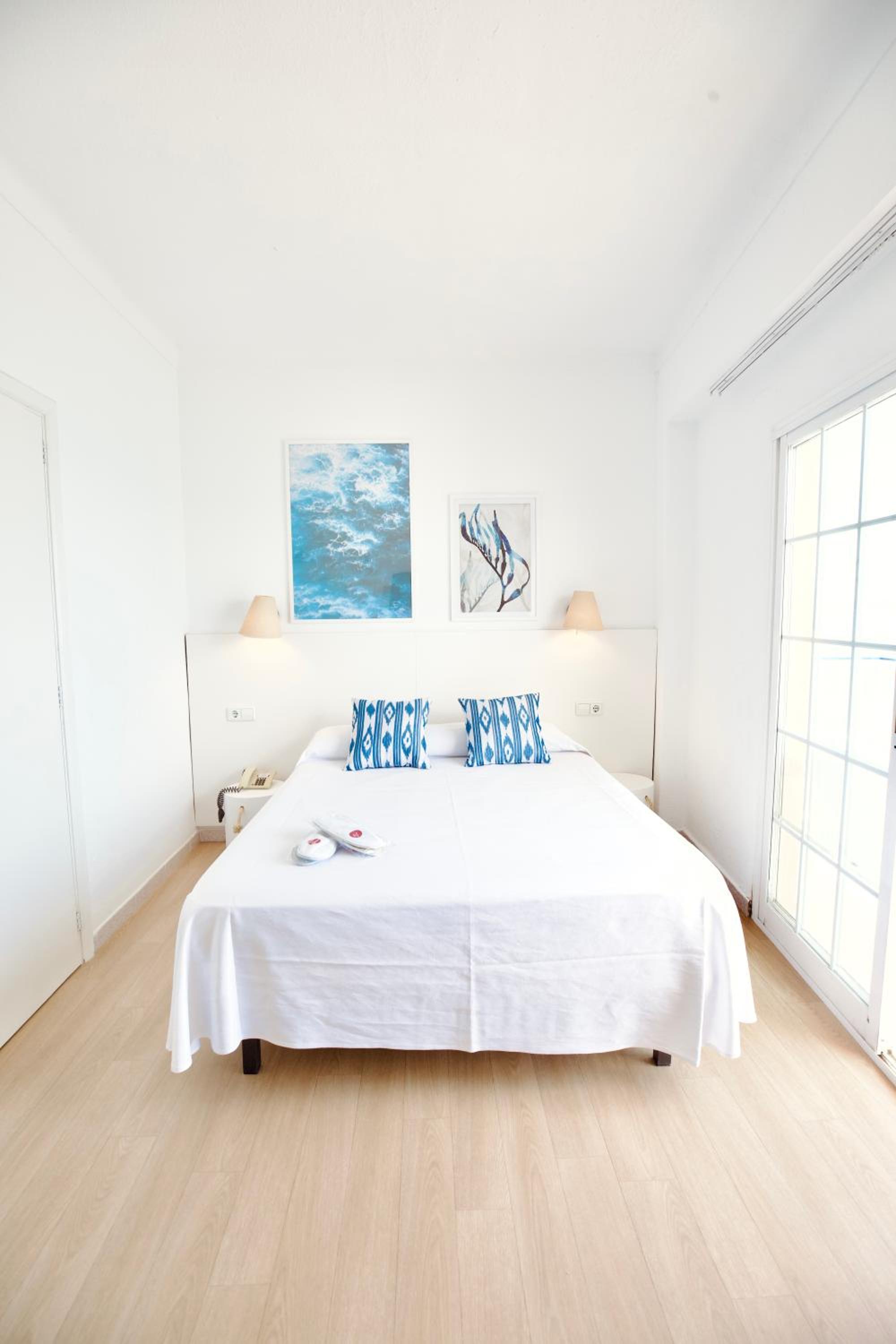 Double Room with Balcony - Photo 6