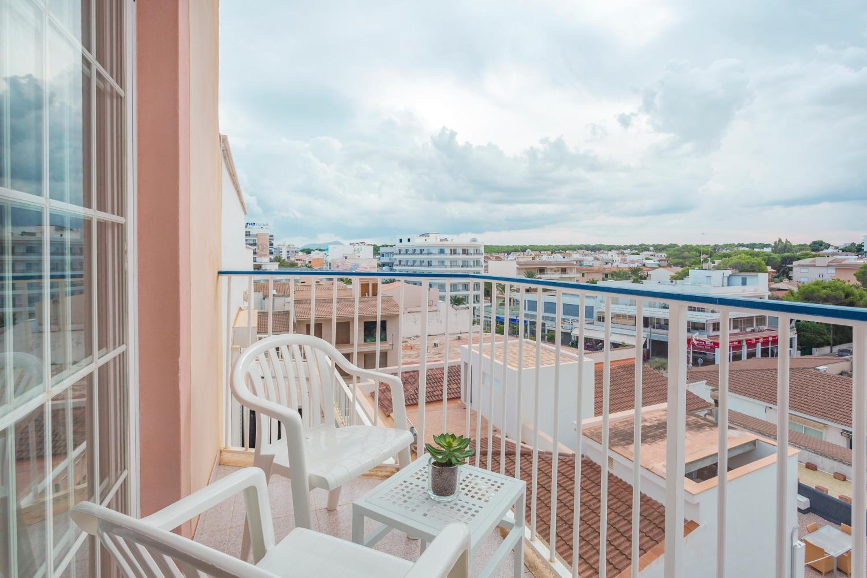Double Room with Balcony - Photo 4