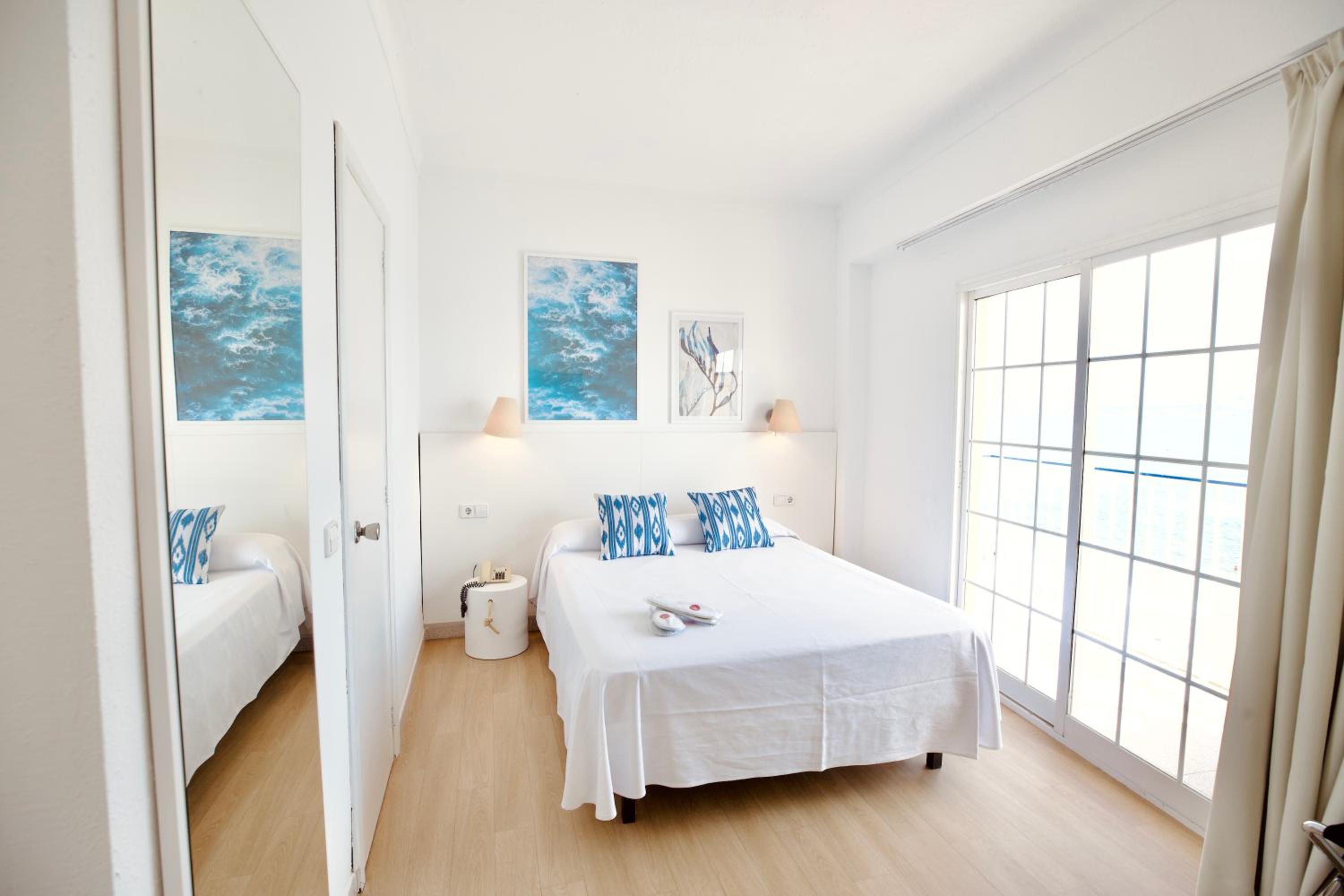 Double Room with Balcony - Photo 7