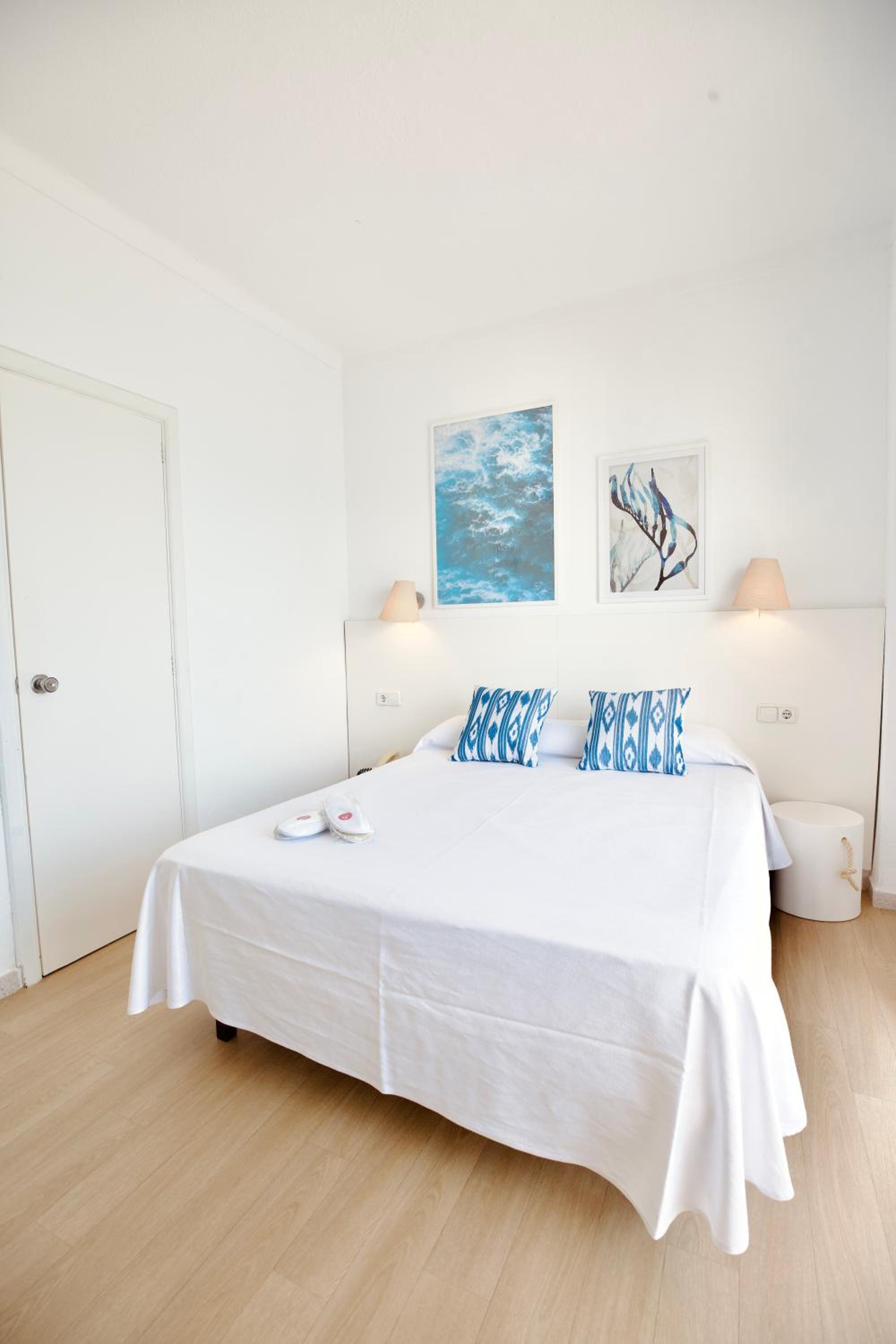 Double Room with Balcony - Photo 8
