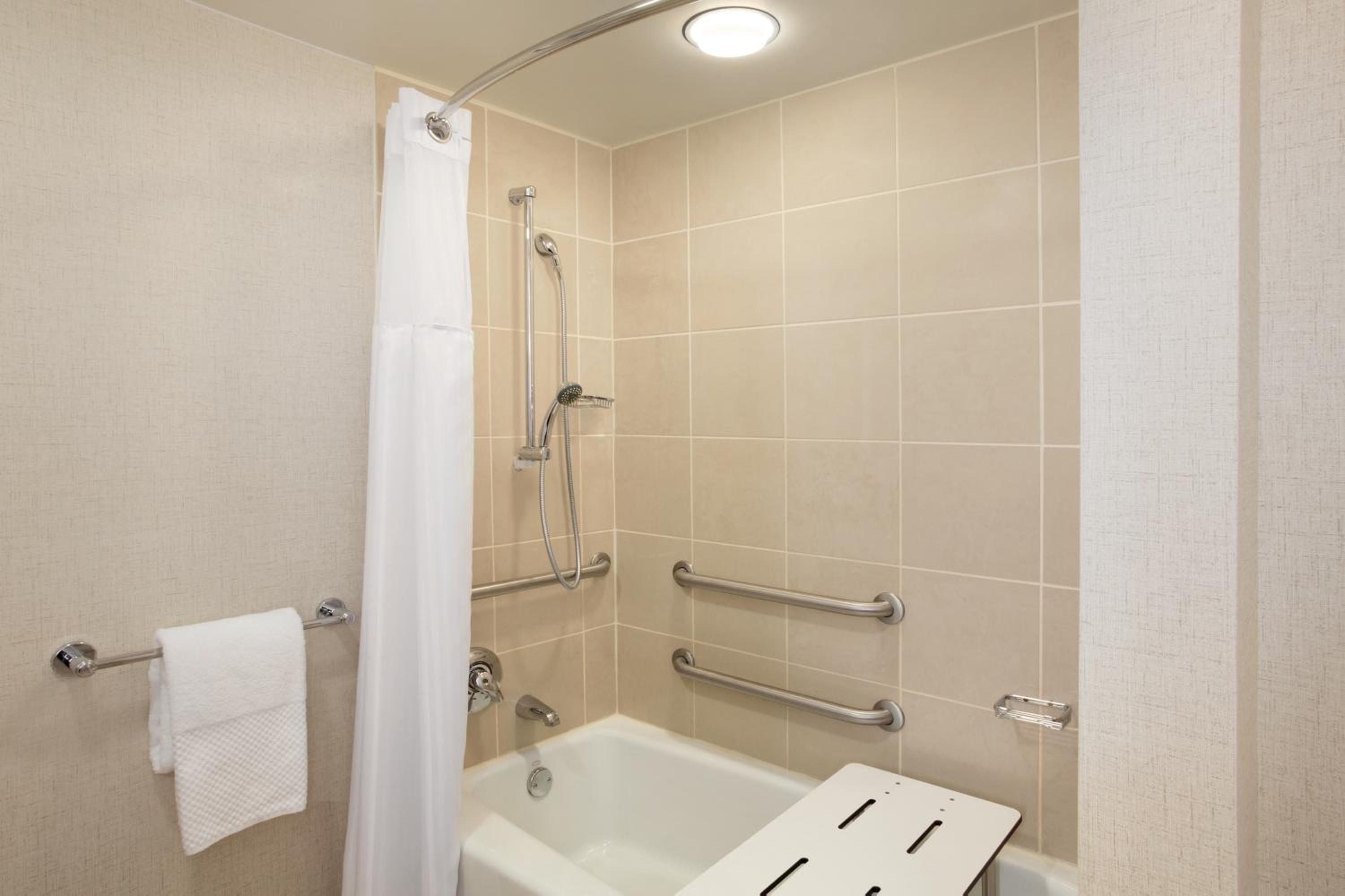 Superior King Suite with Bath Tub - Mobility Accessible/High Floor - Photo 2