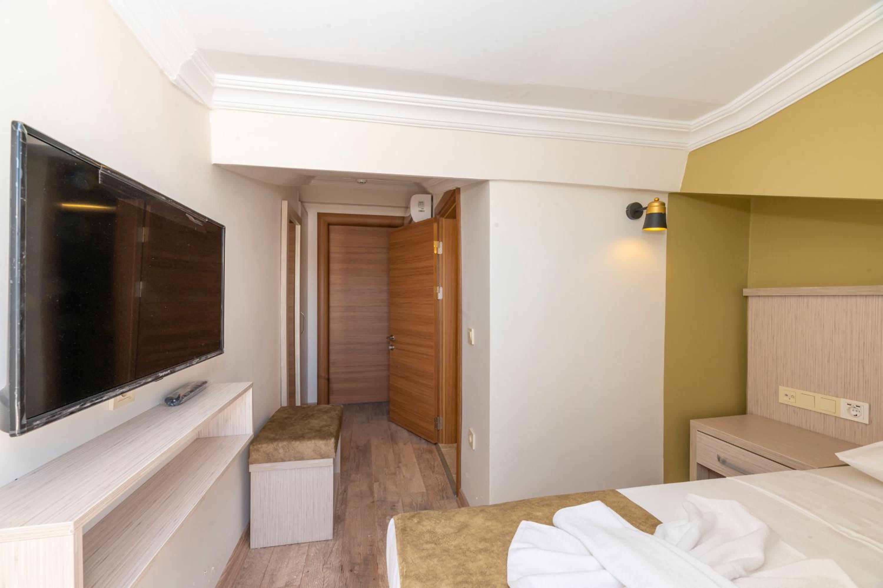 Deluxe Single Room with Balcony photo 1