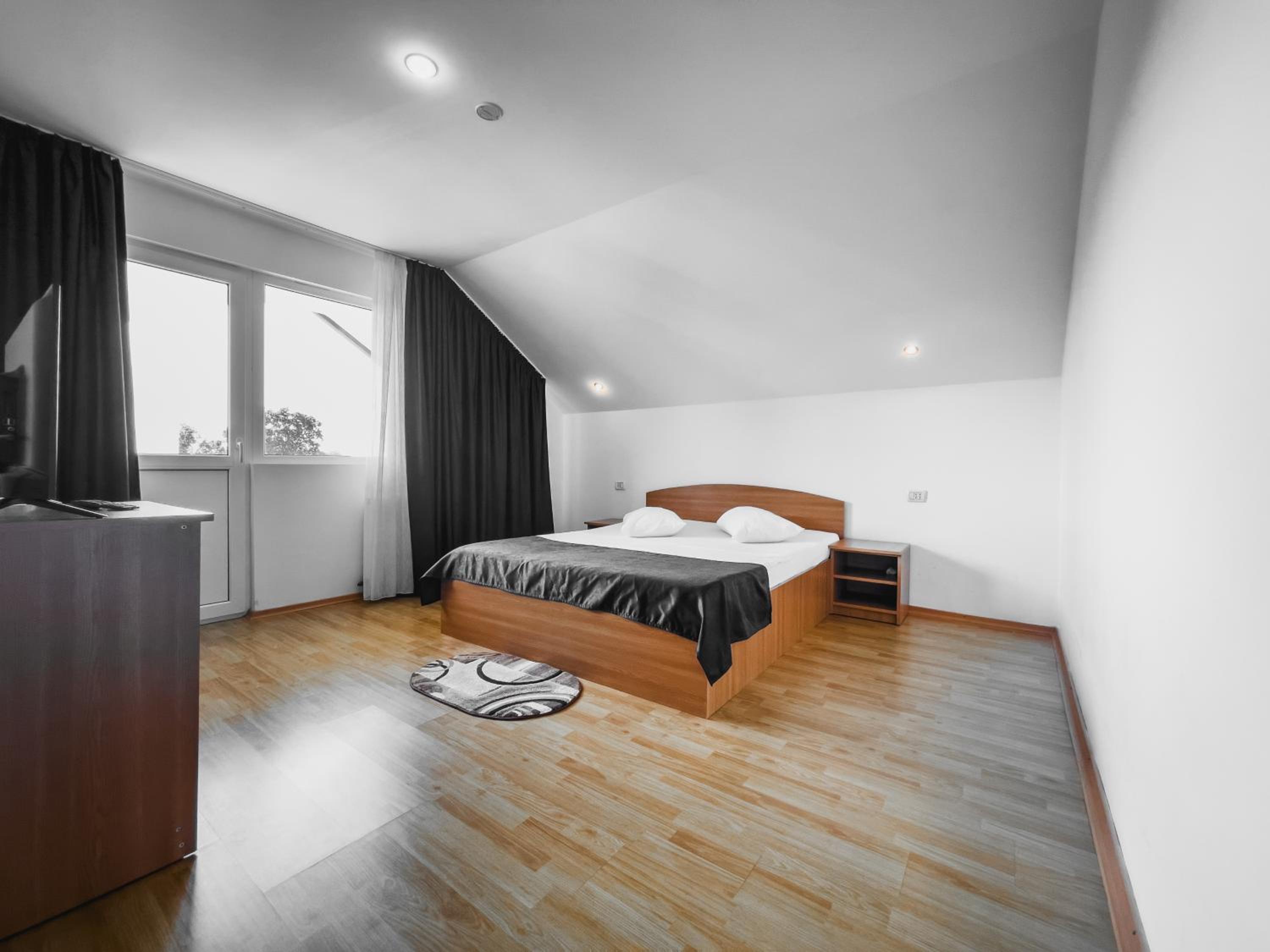 Double Room with Balcony - Photo 11