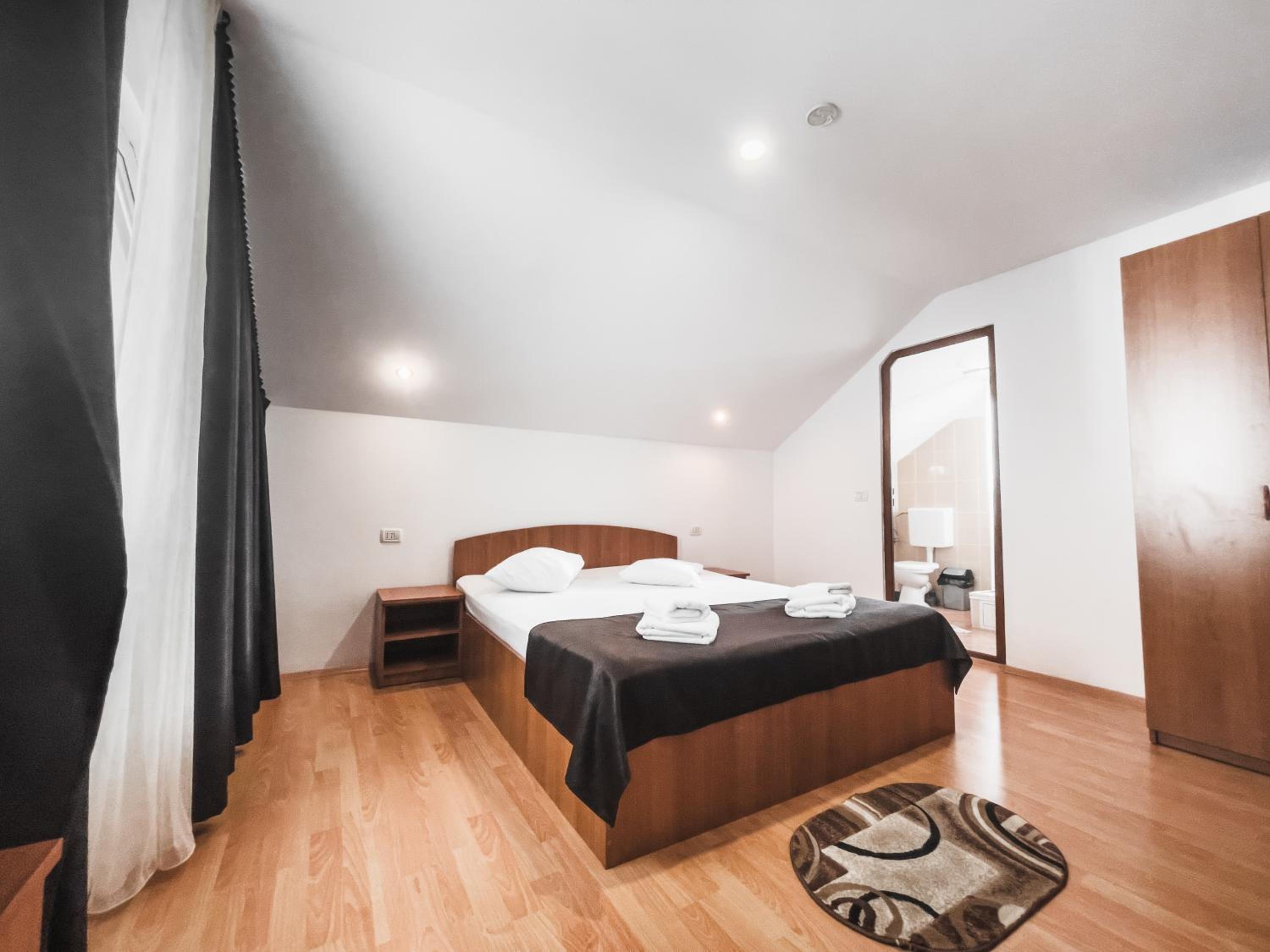 Double Room with Balcony - Photo 2