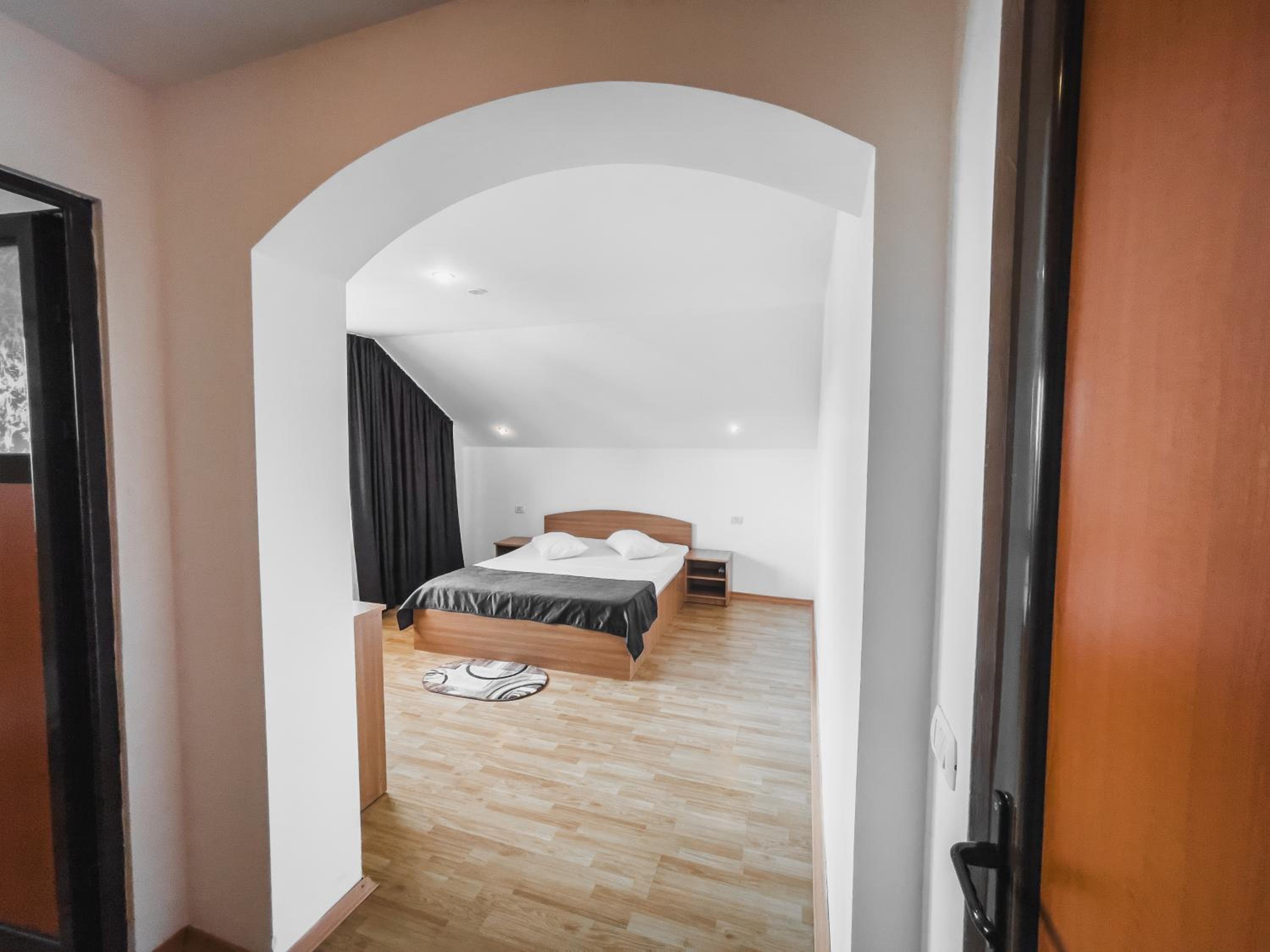 Double Room with Balcony - Photo 3