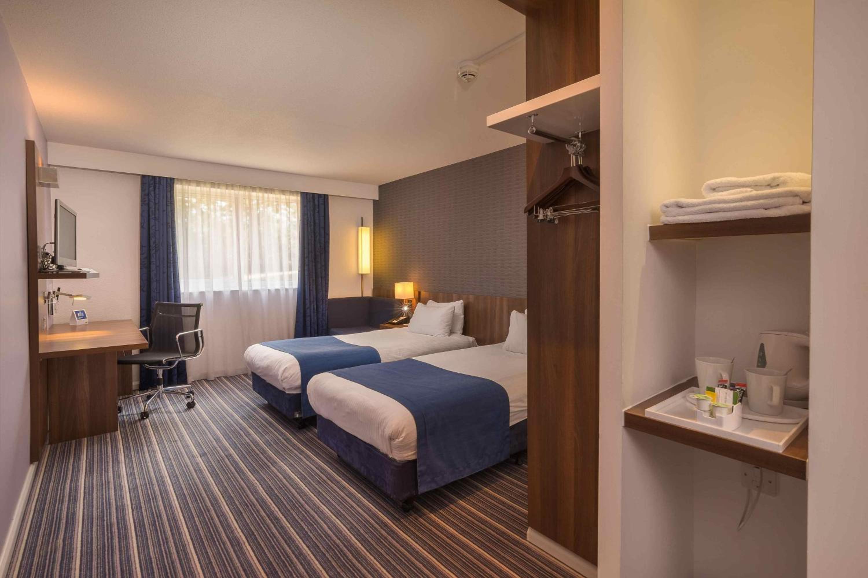 Standard Room with Free Hot Breakfast - Photo 1