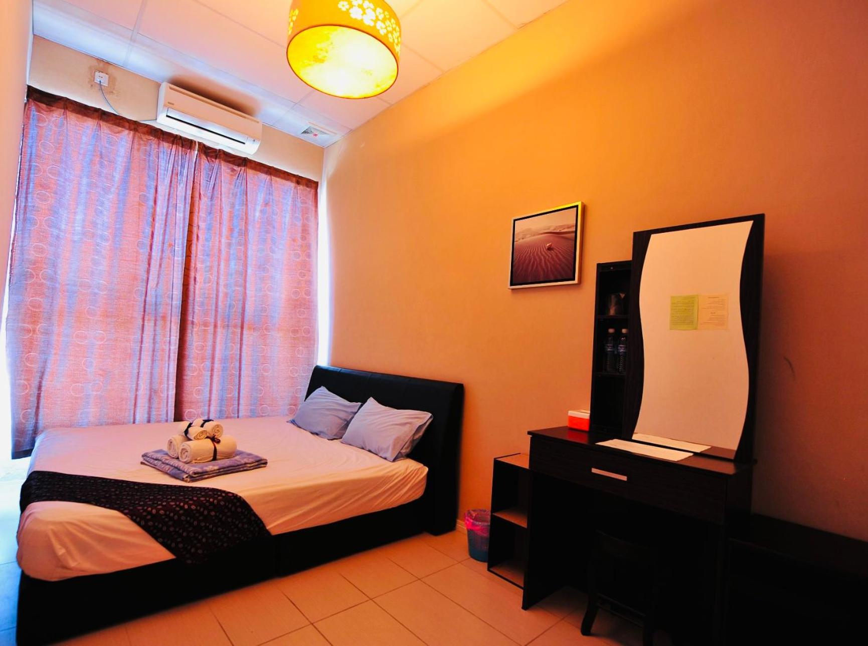 King Room With Shared Bathroom photo 1