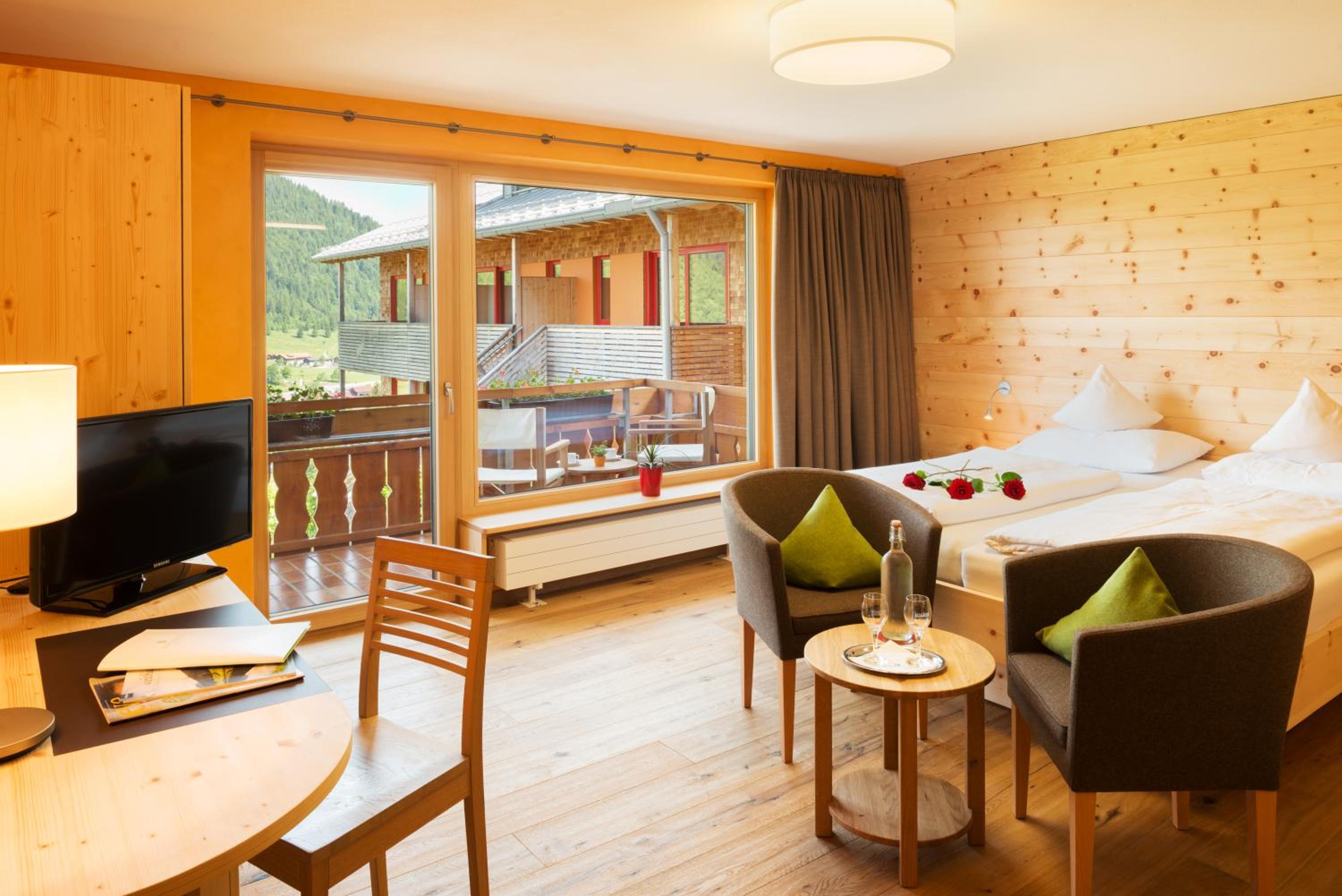Double Room with Balcony - Photo 2