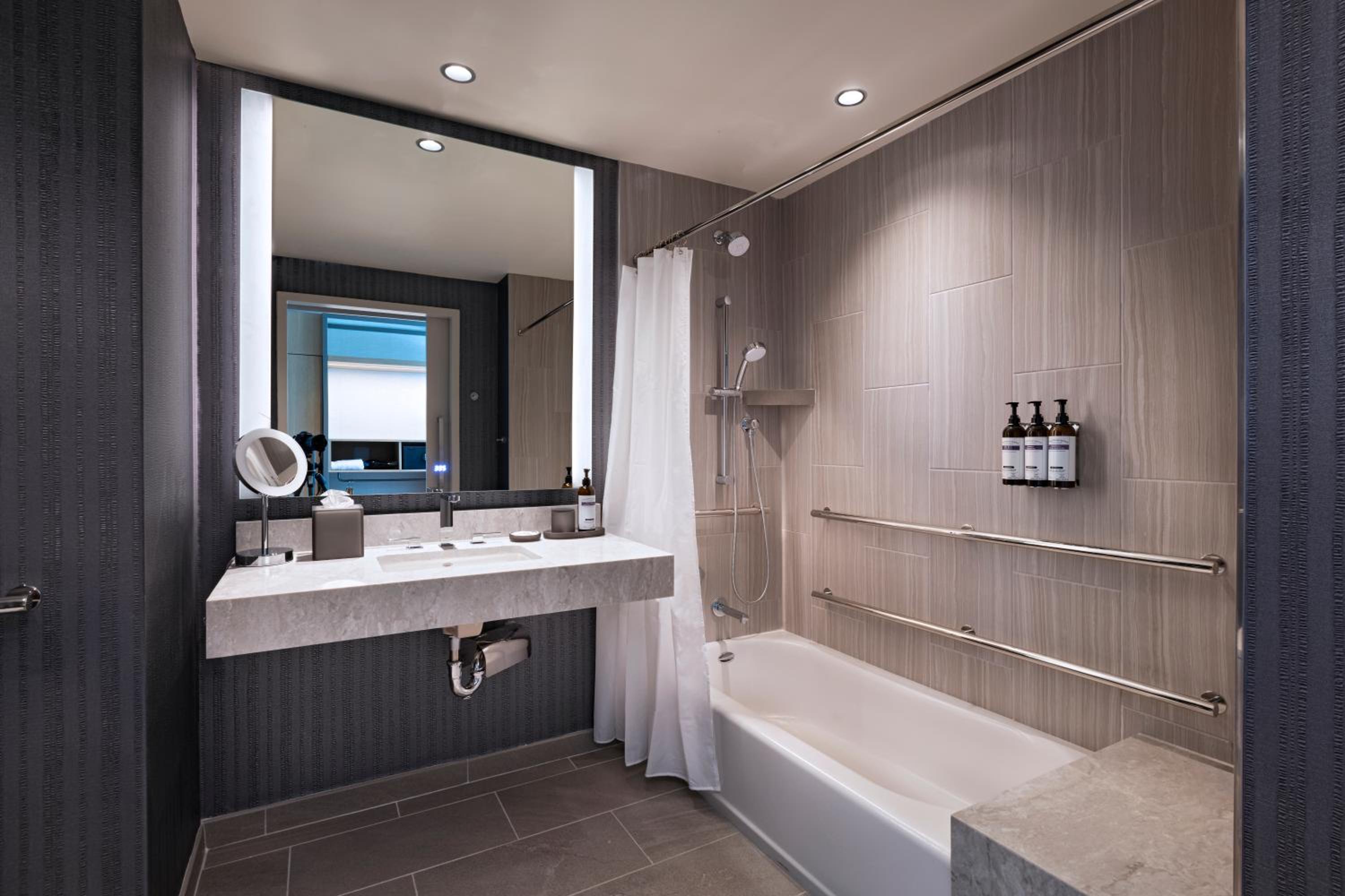 Queen Room with Two Queen Beds and Accessible Tub - Photo 5