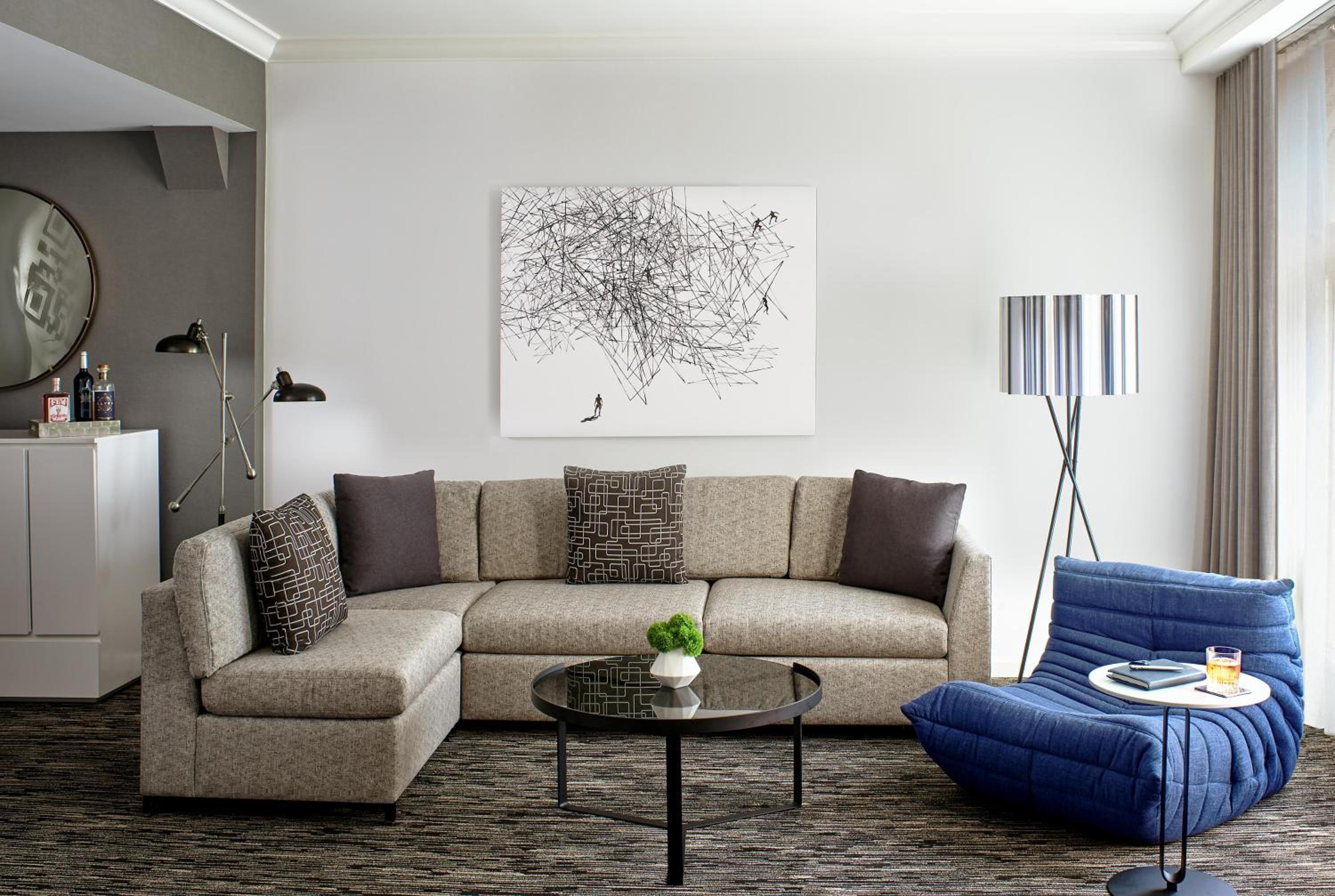 Suite - Photo 1
