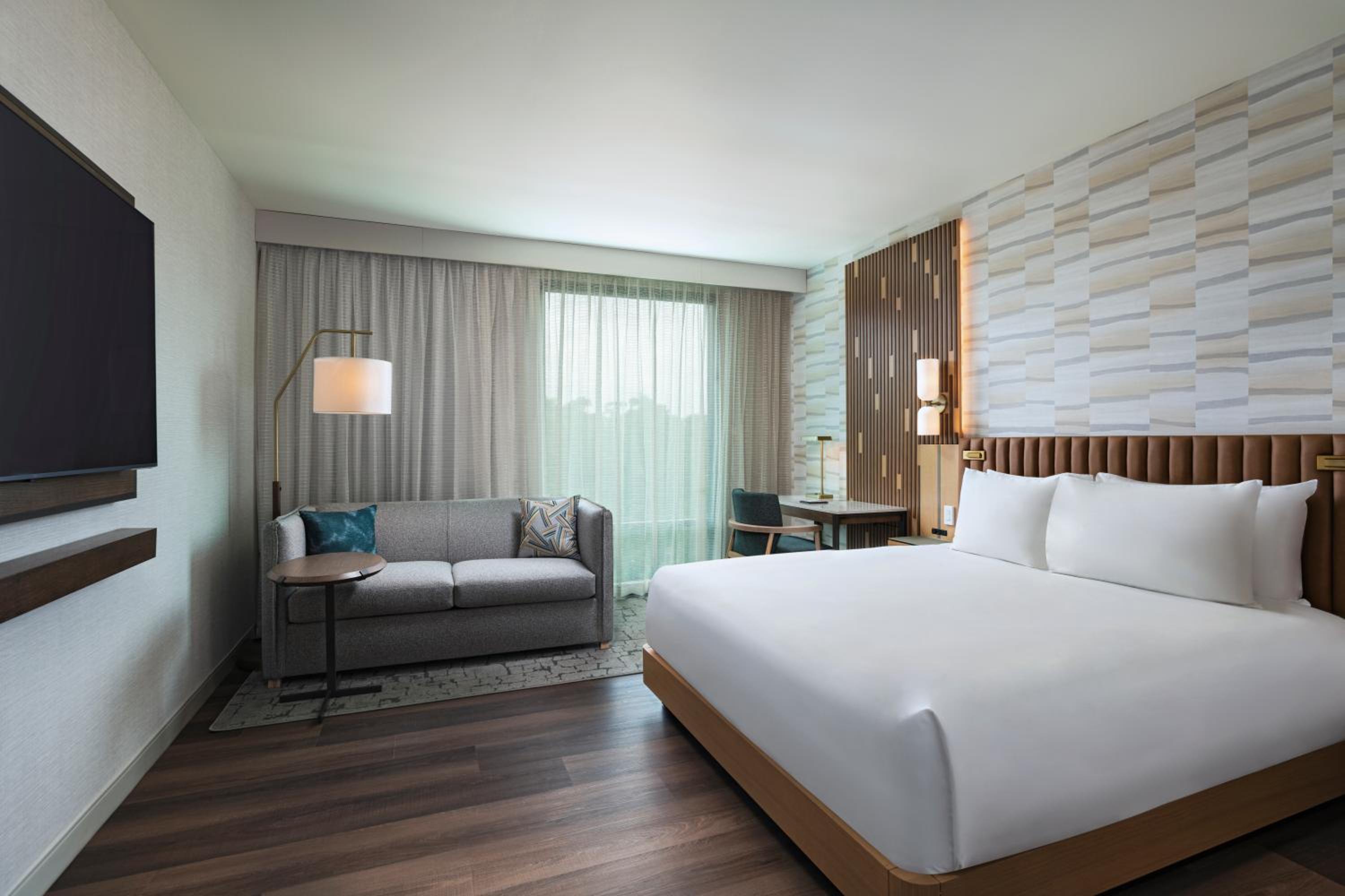 King Room with Sofa Bed - Photo 7