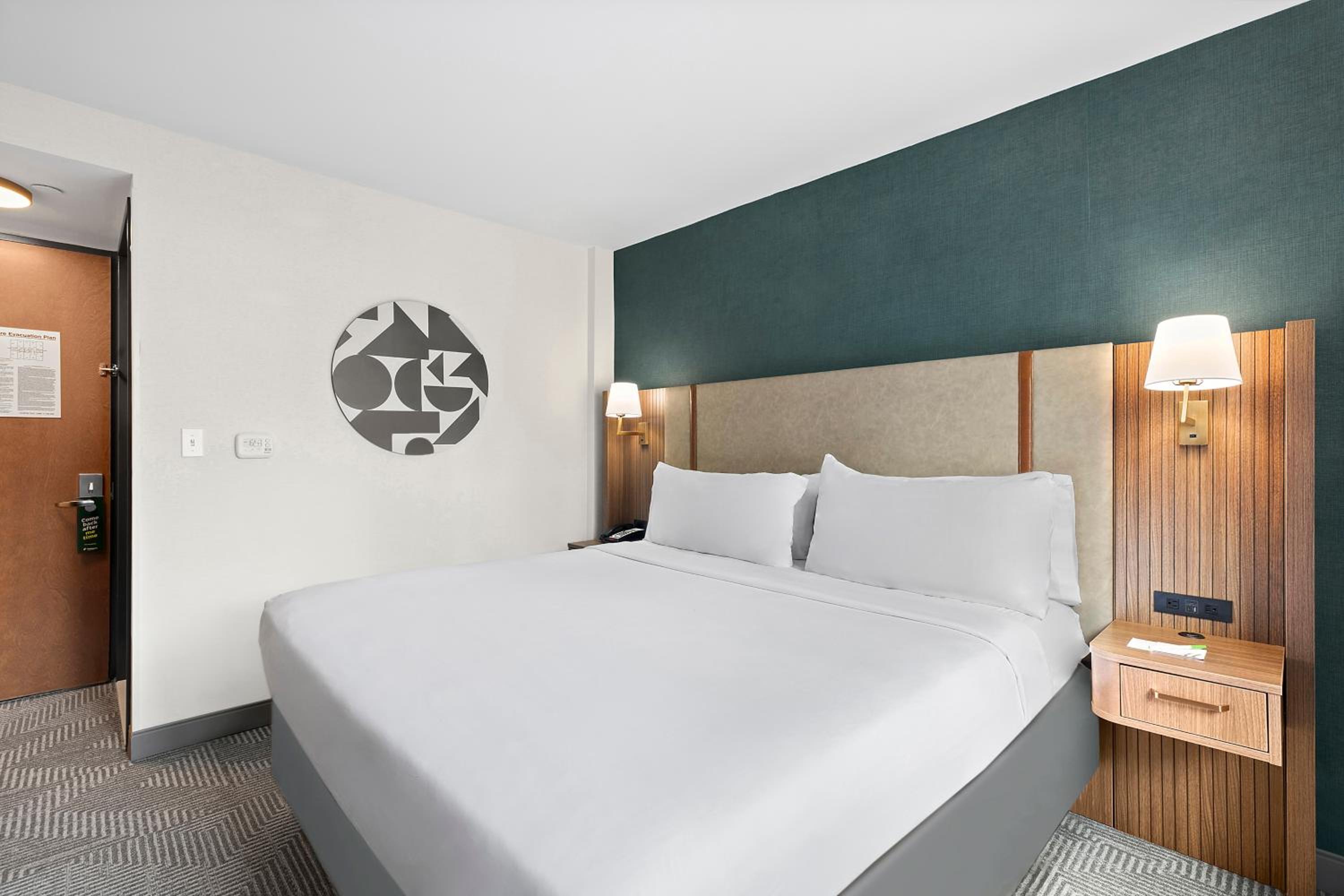 Standard King Room with City View photo 2