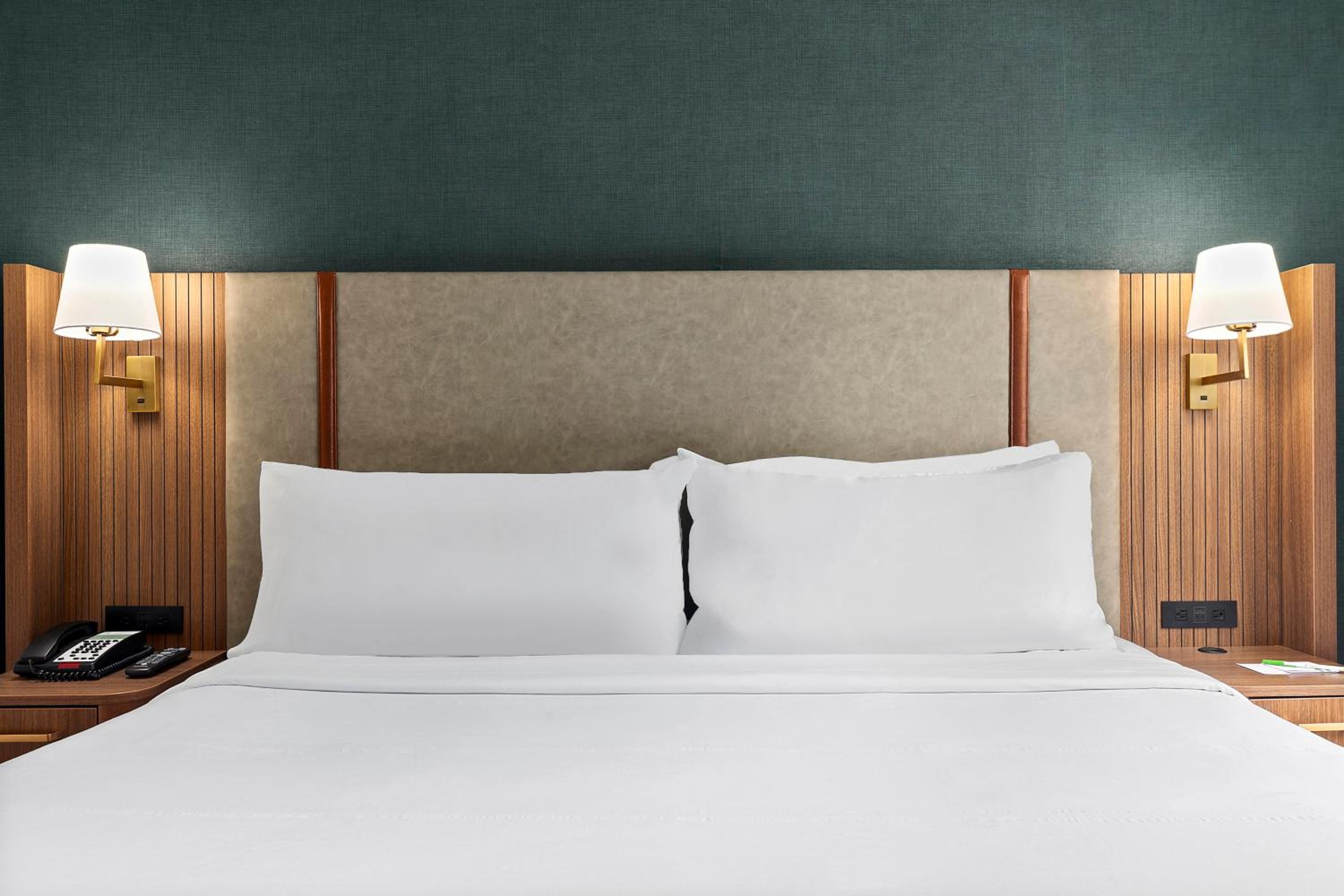 Standard King Room with City View photo 1