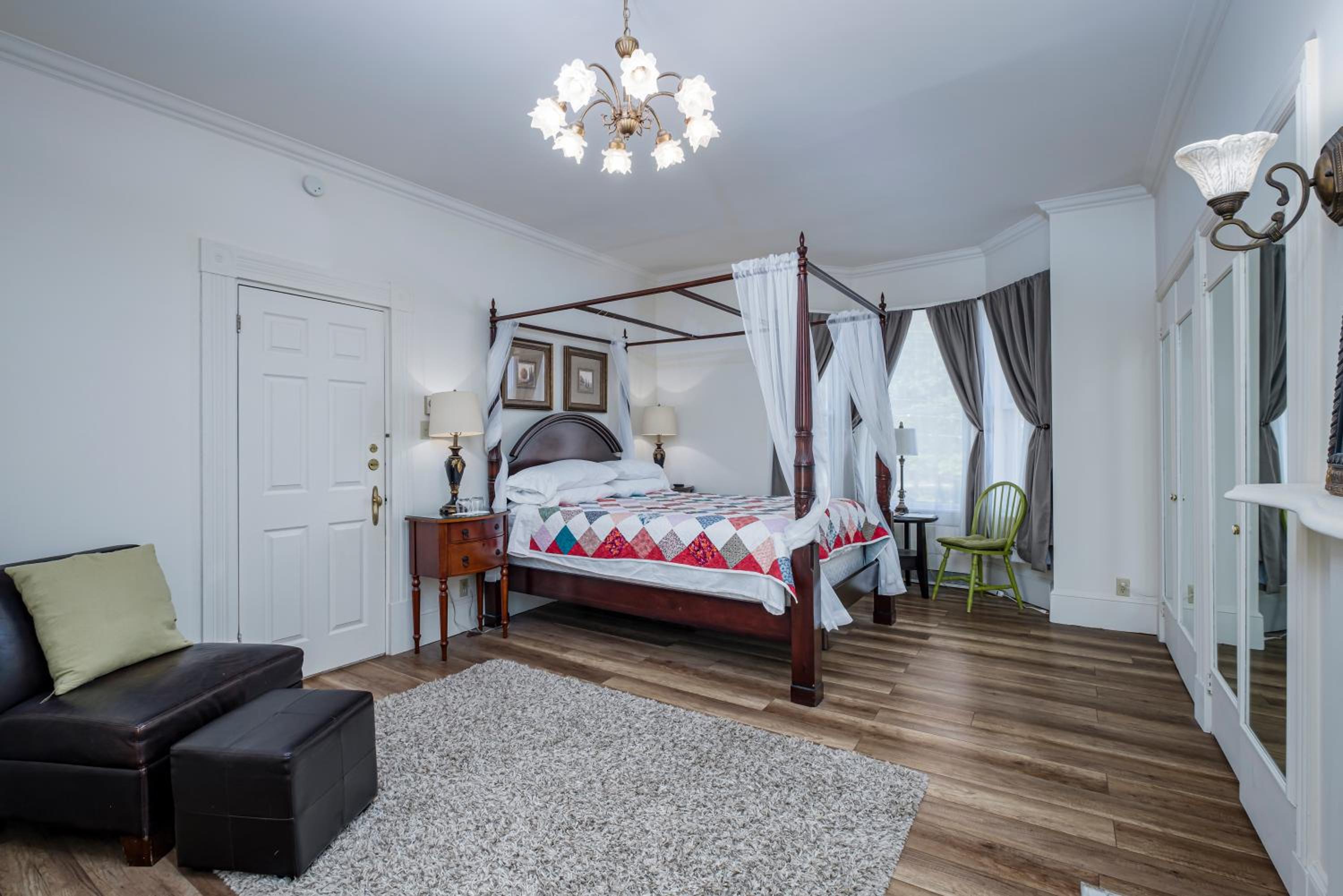 Queen Suite with Spa Bath
