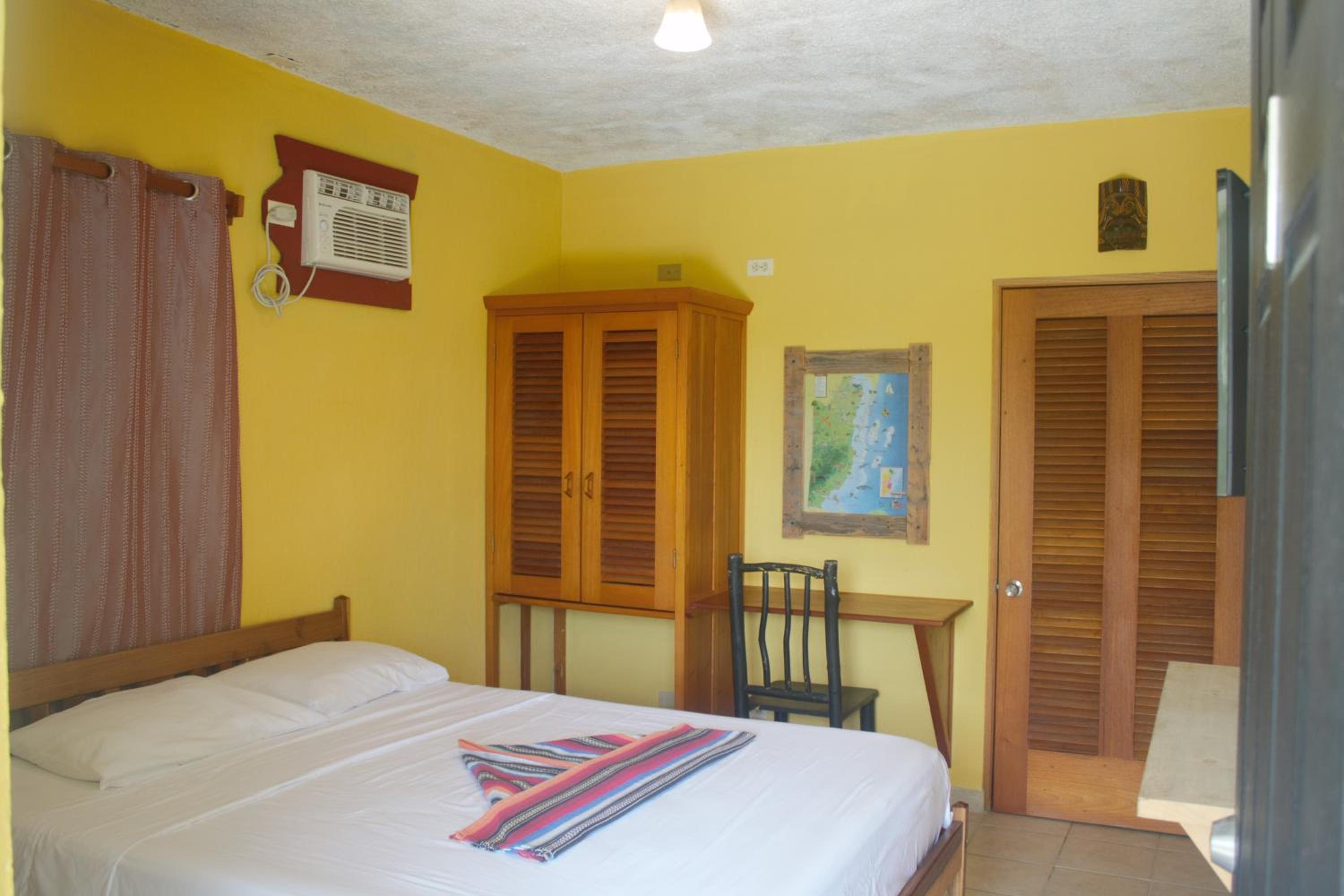 Queen Room photo 2
