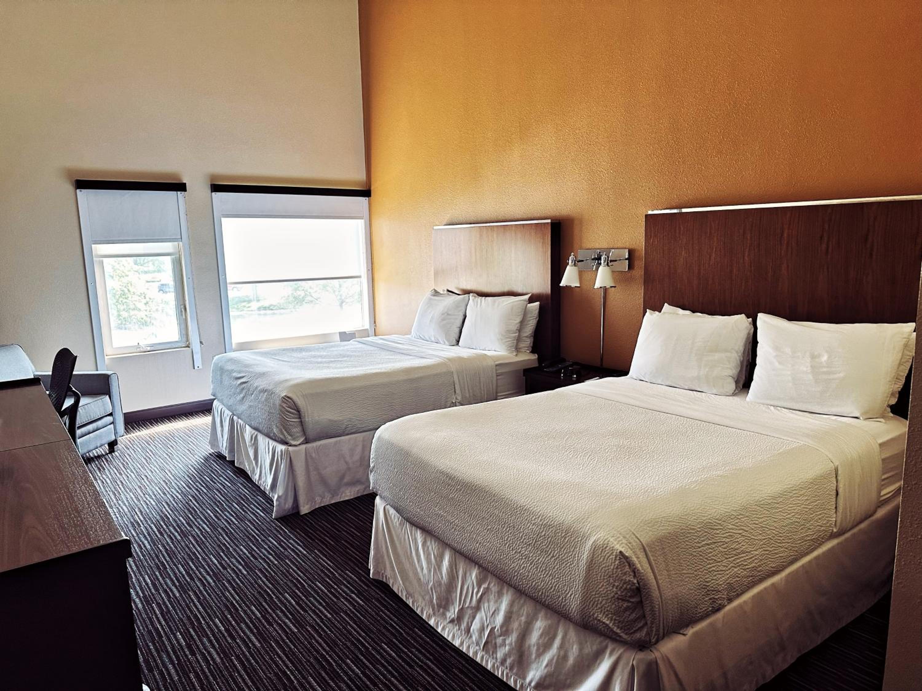 Queen Room with Two Queen Beds - Photo 5