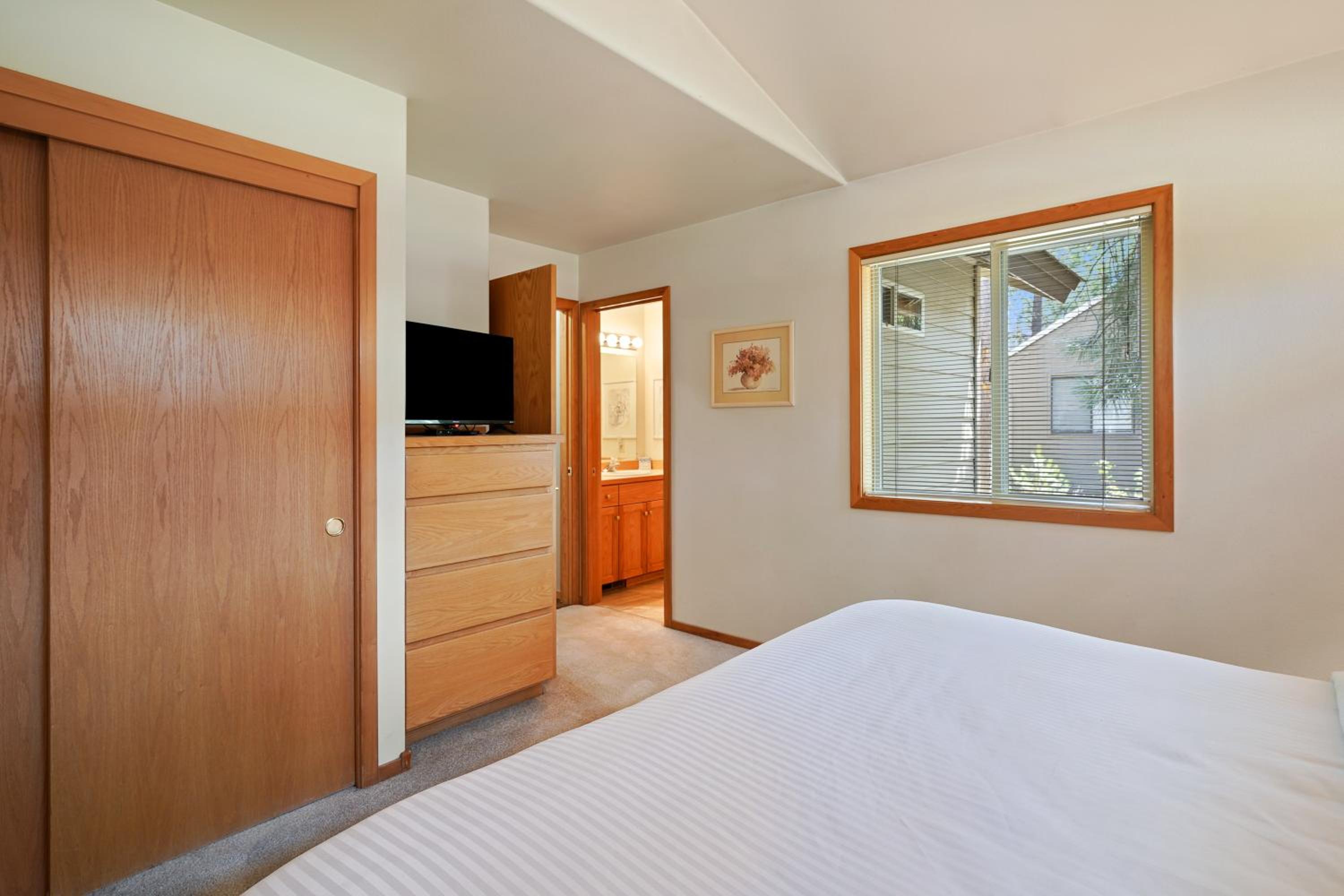 Five-Bedroom House photo 3