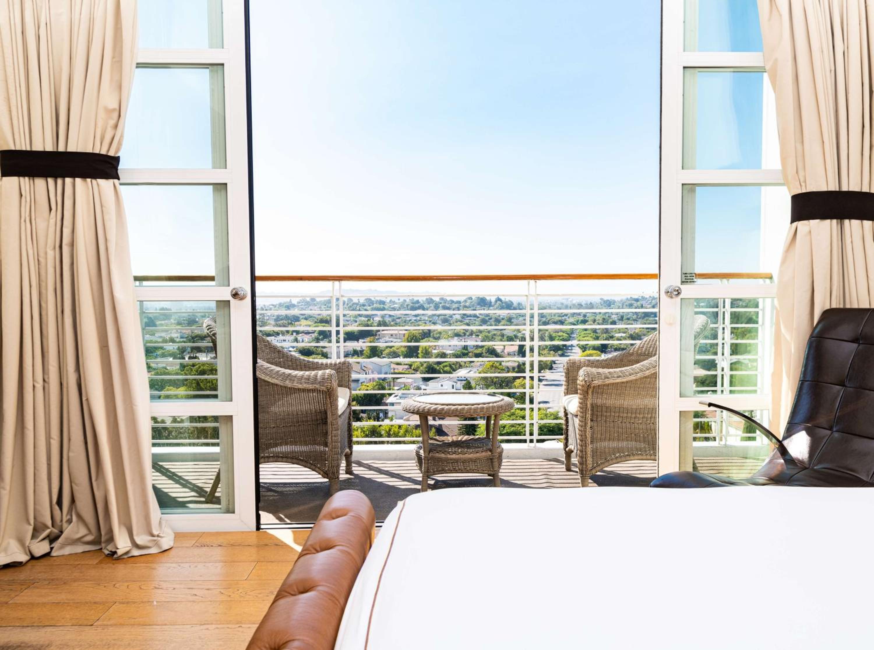 Deluxe Double Room With Two Double Beds And City View thumbnail 5