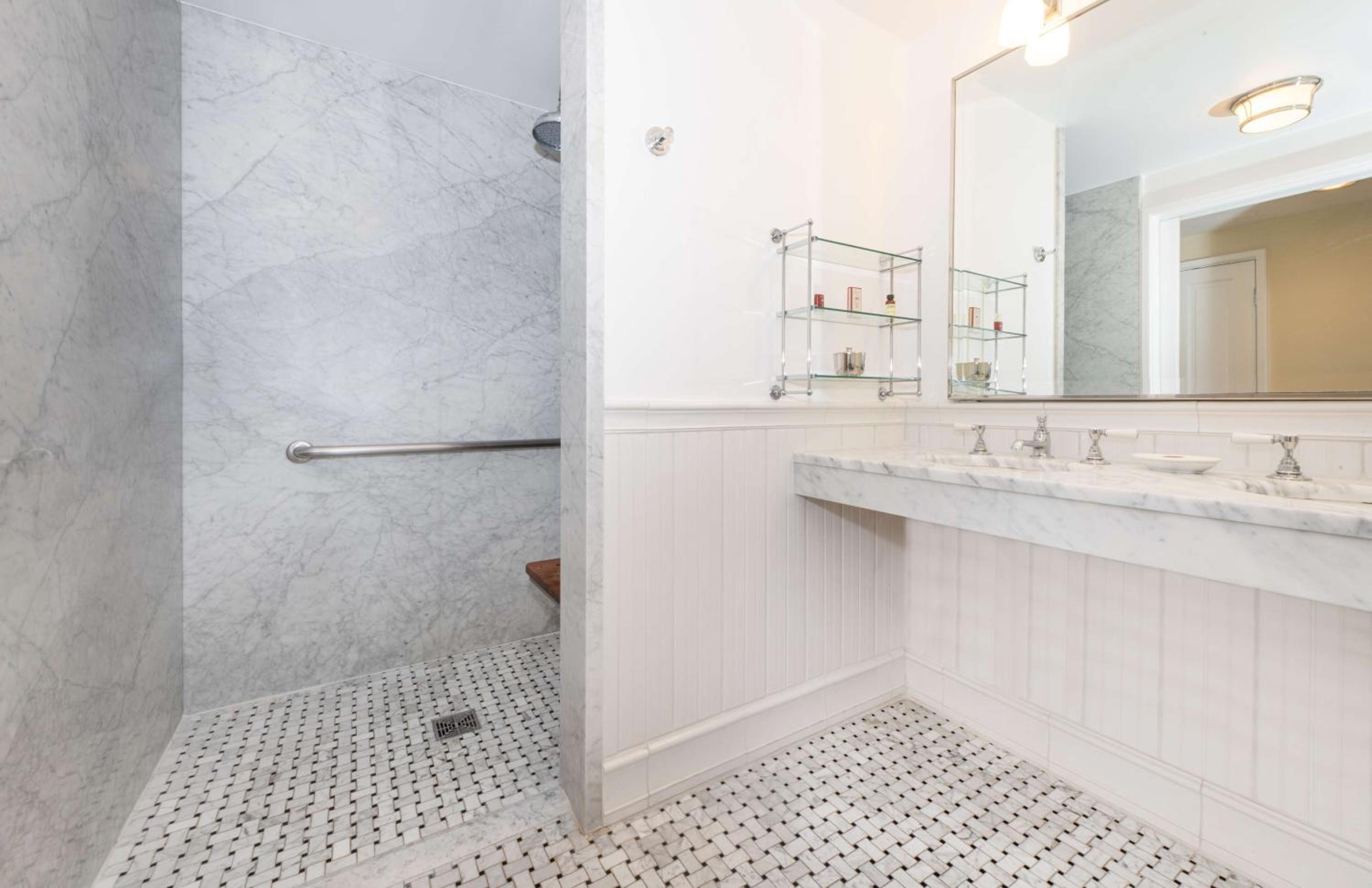Deluxe King Room with Roll-In Shower - Disability Accessible