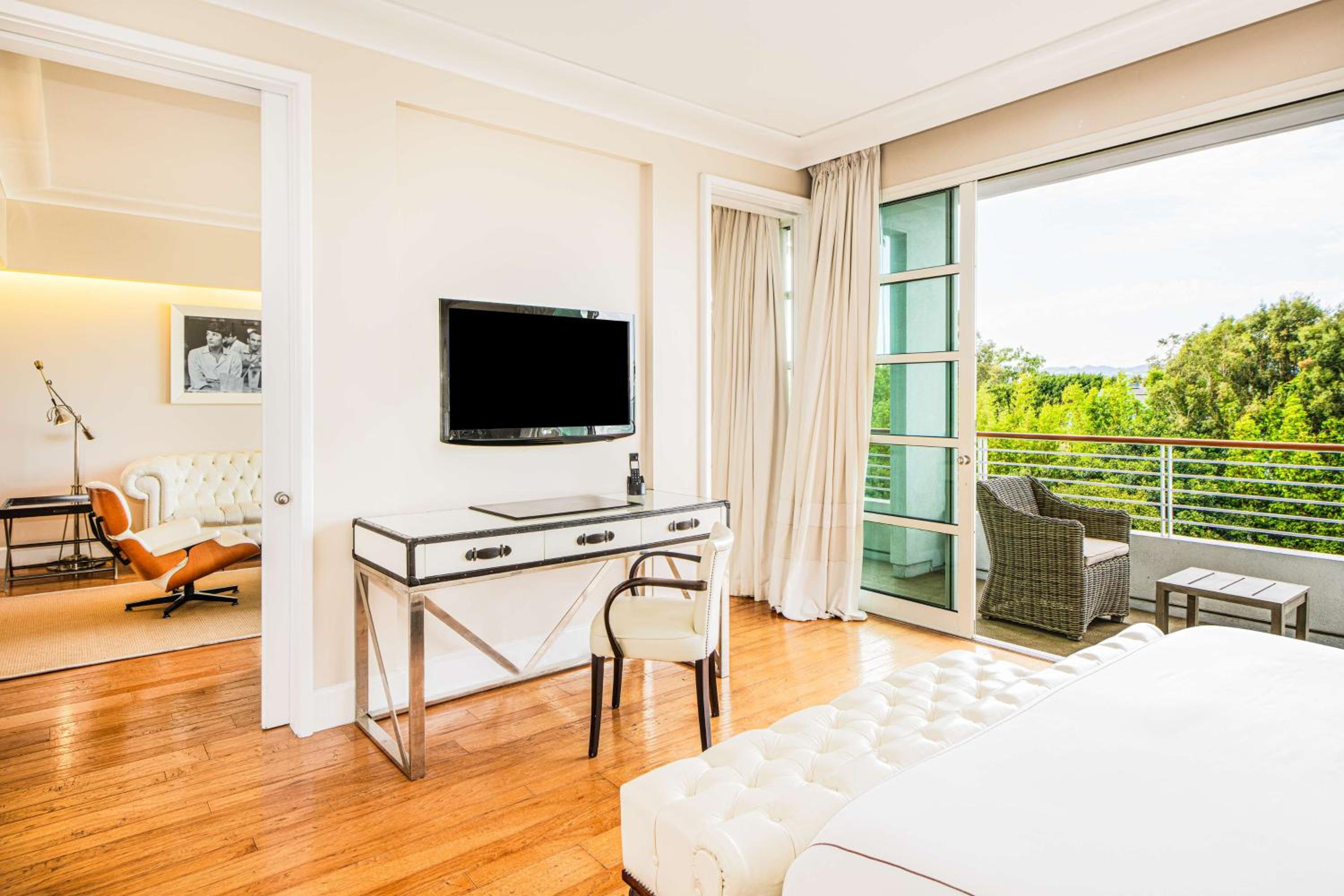 Two-Bedroom Beverly Hills Suite thumbnail 6