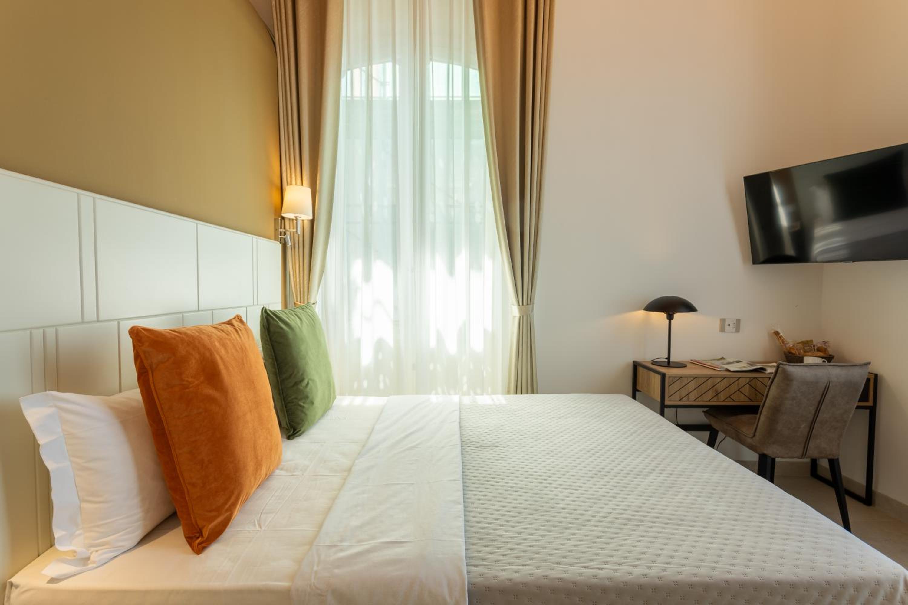 Queen Room with Sea View - Photo 19