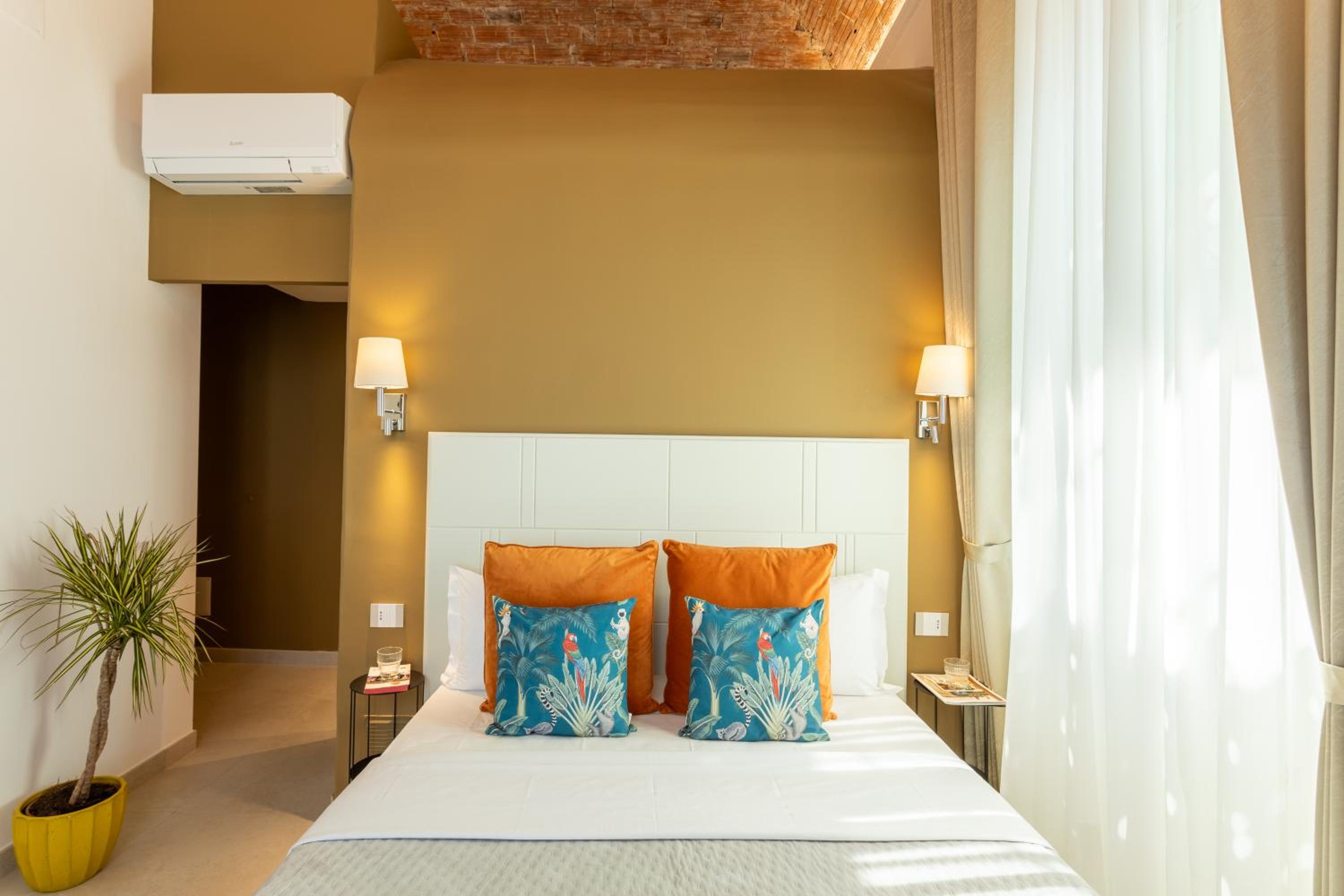 Queen Room with Sea View - Photo 4