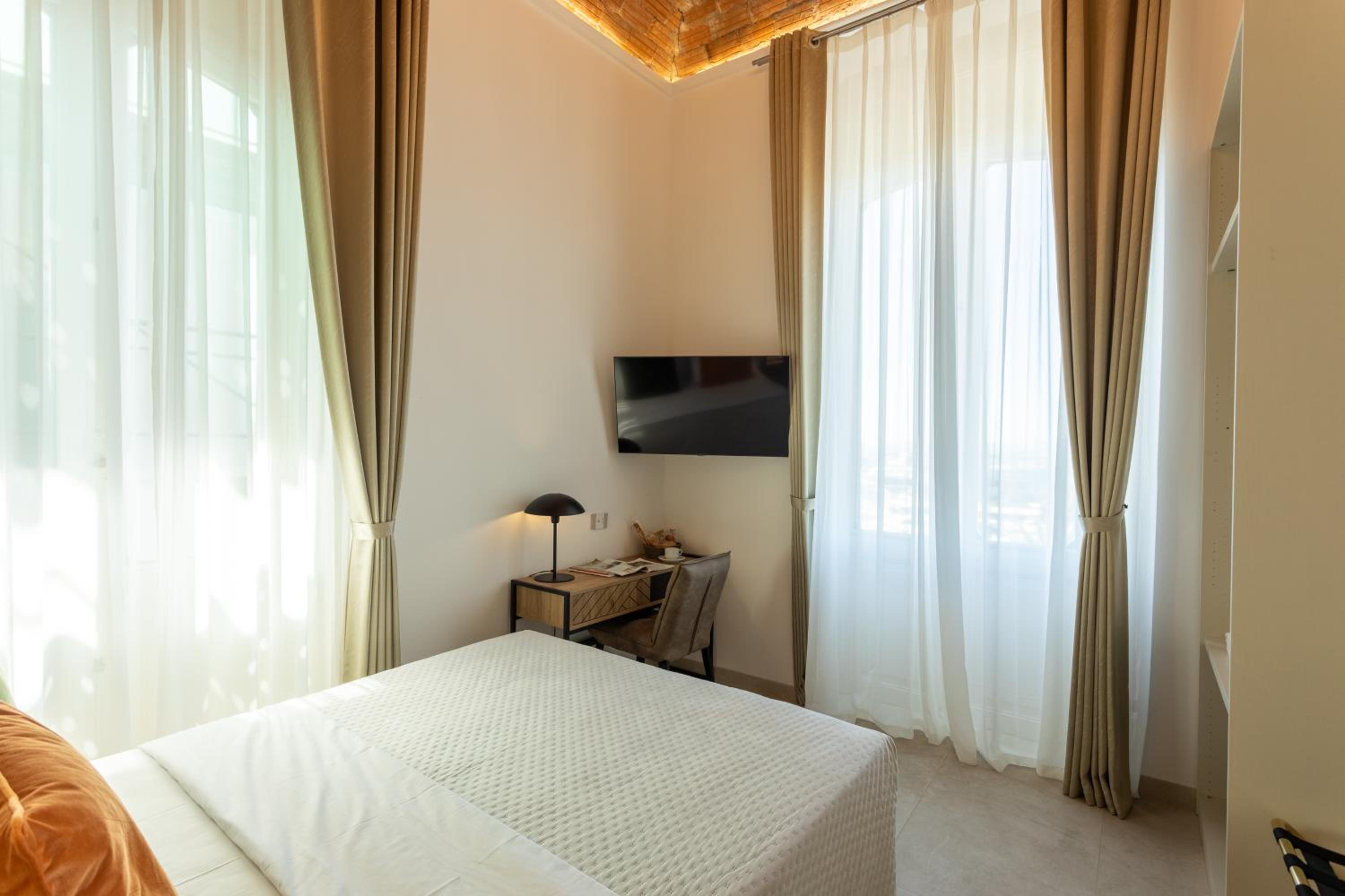 Queen Room with Sea View - Photo 13