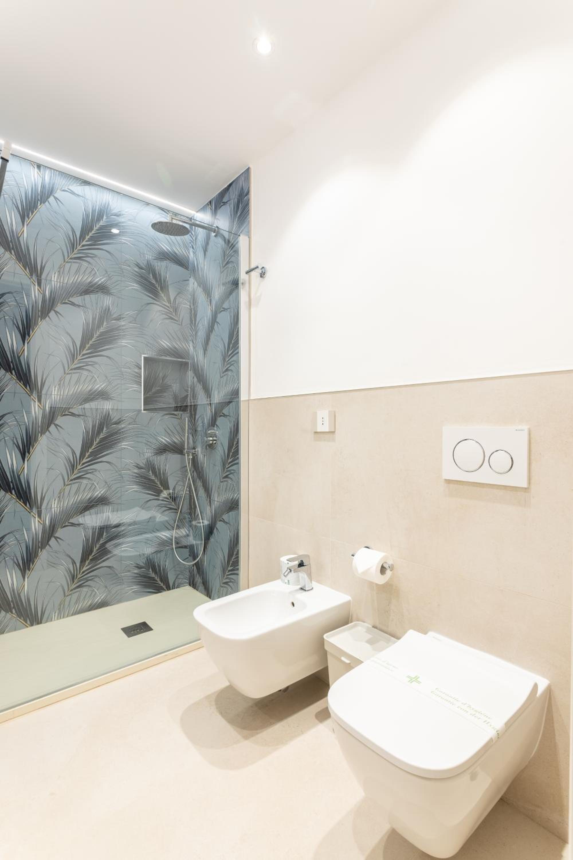 Queen Room with Sea View - Photo 18