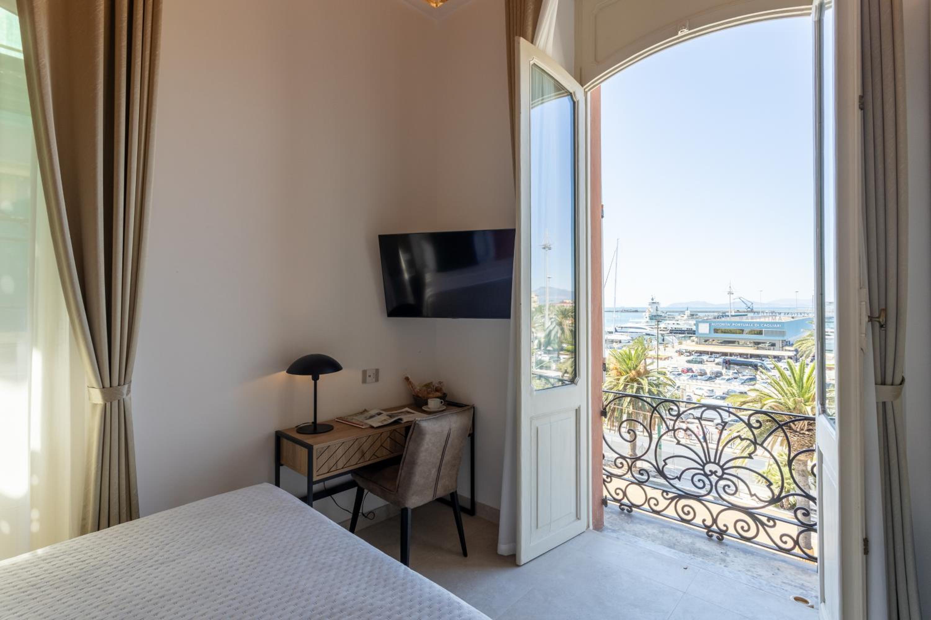 Queen Room with Sea View - Photo 6