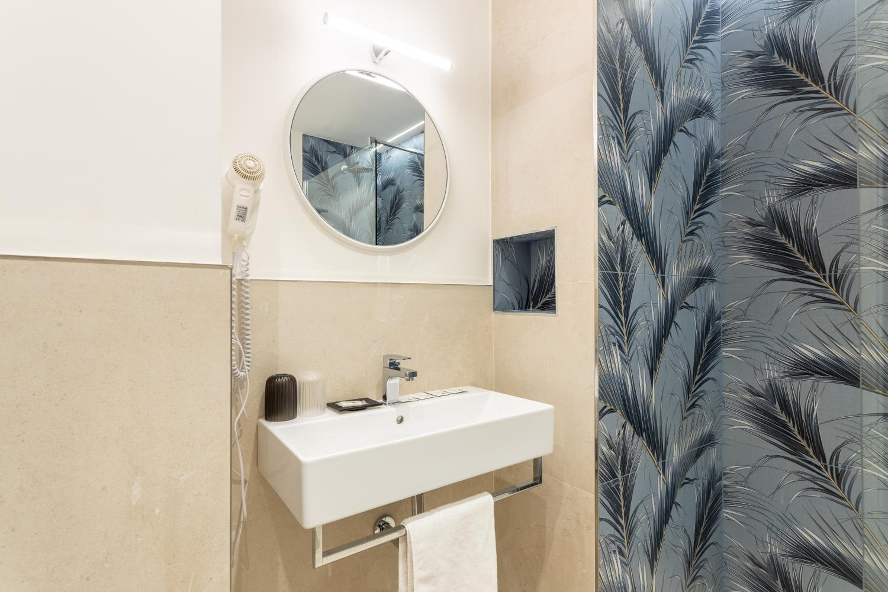Queen Room with Sea View - Photo 16