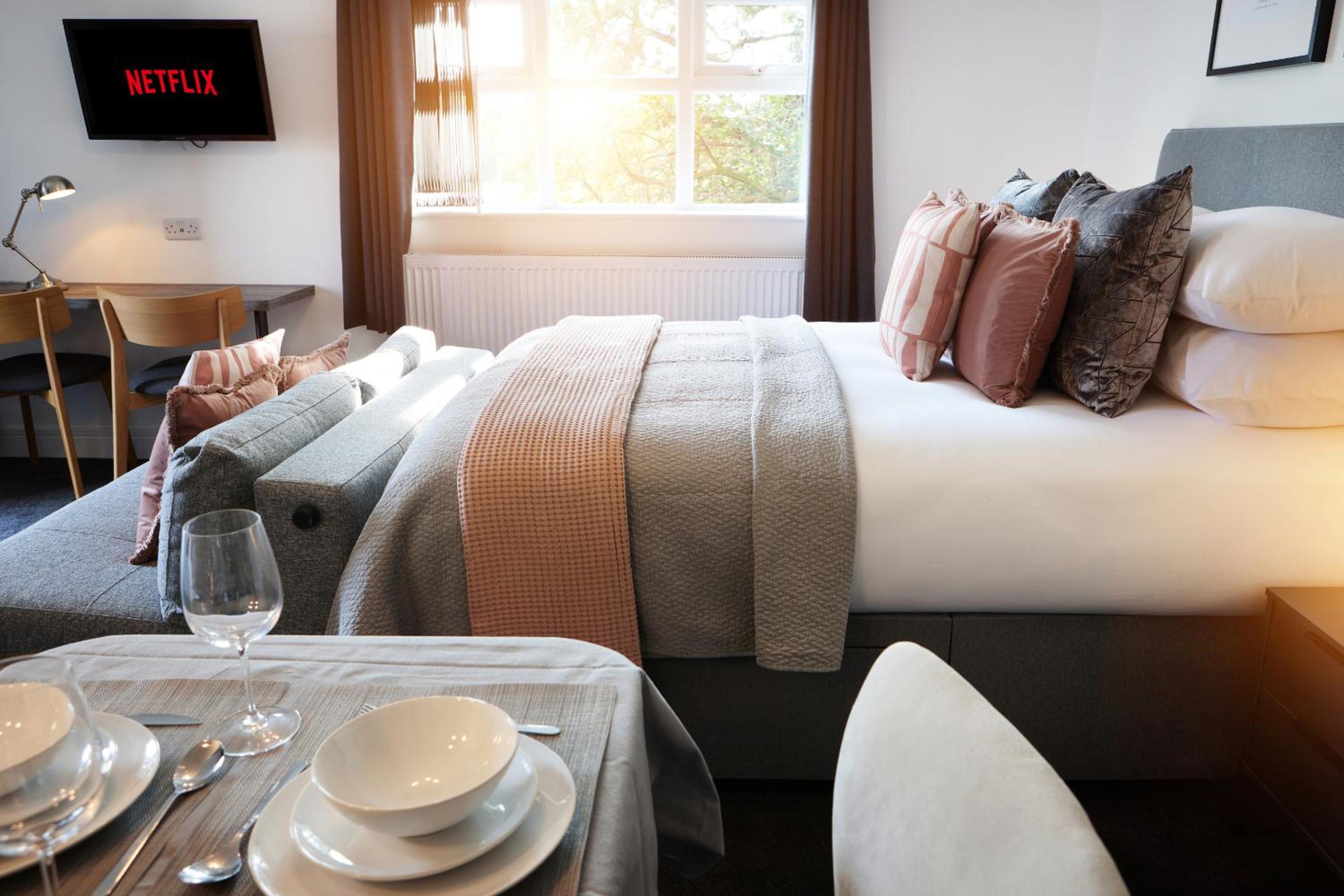 One-Bedroom Apartment - Photo 2