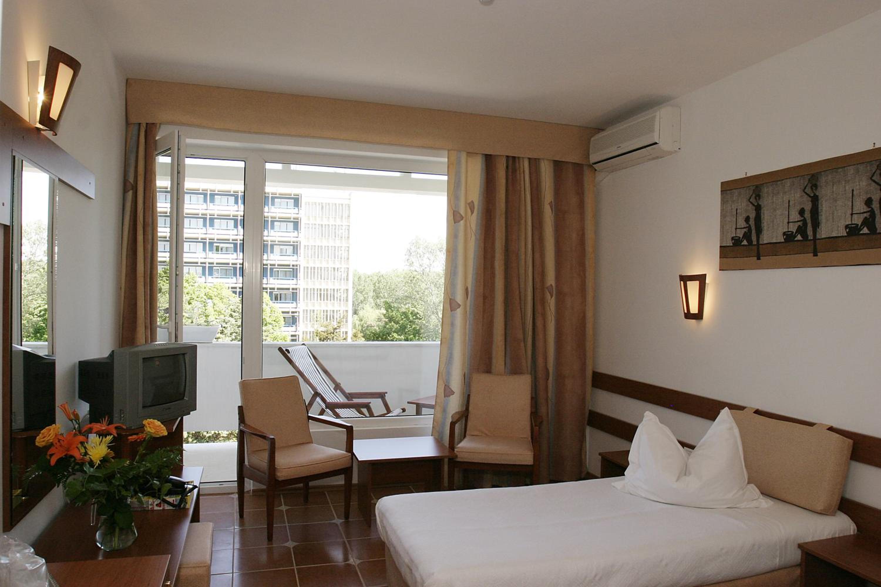 Standard Double or Twin Room with Balcony - Photo 20