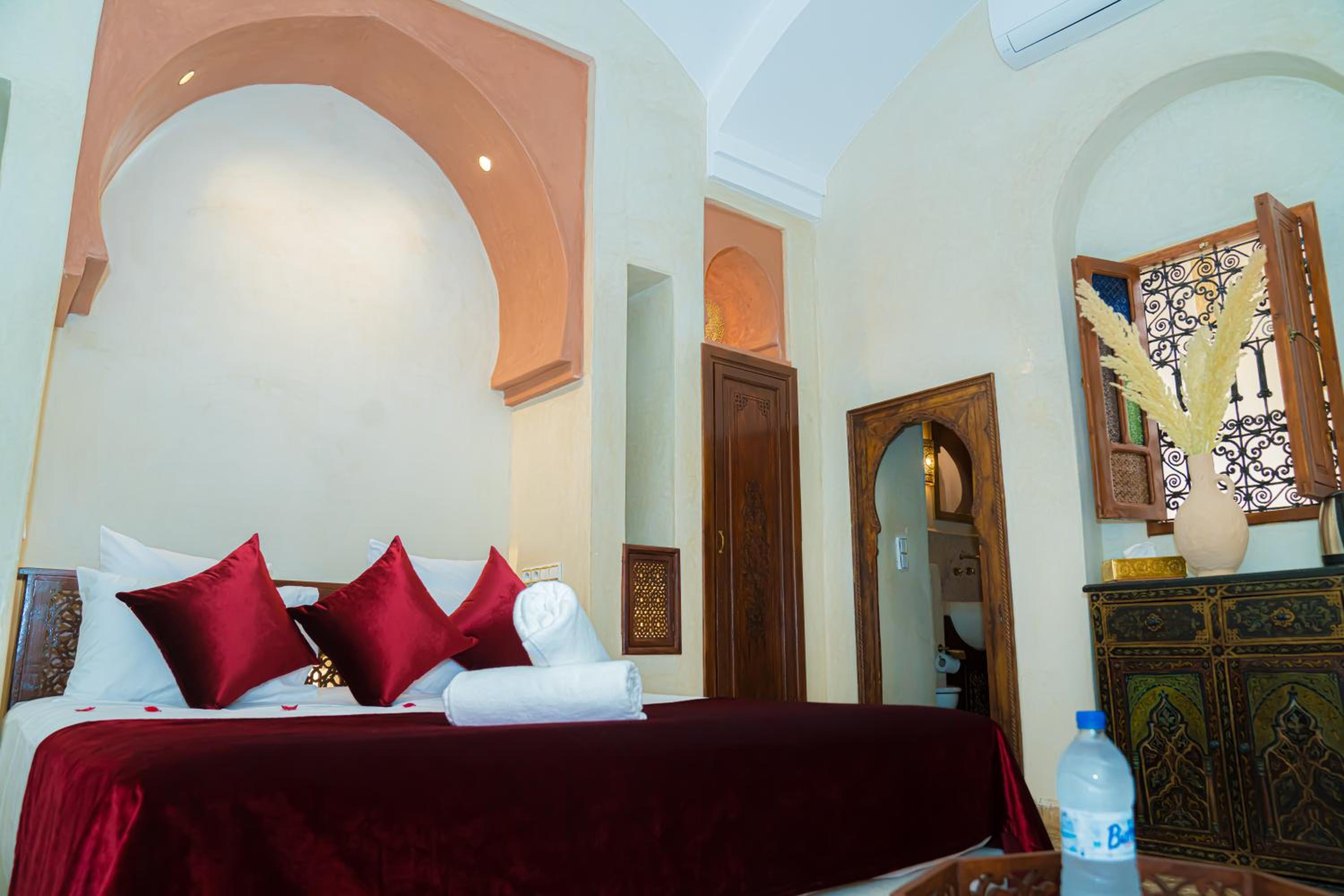 Deluxe Queen Room - Photo 6