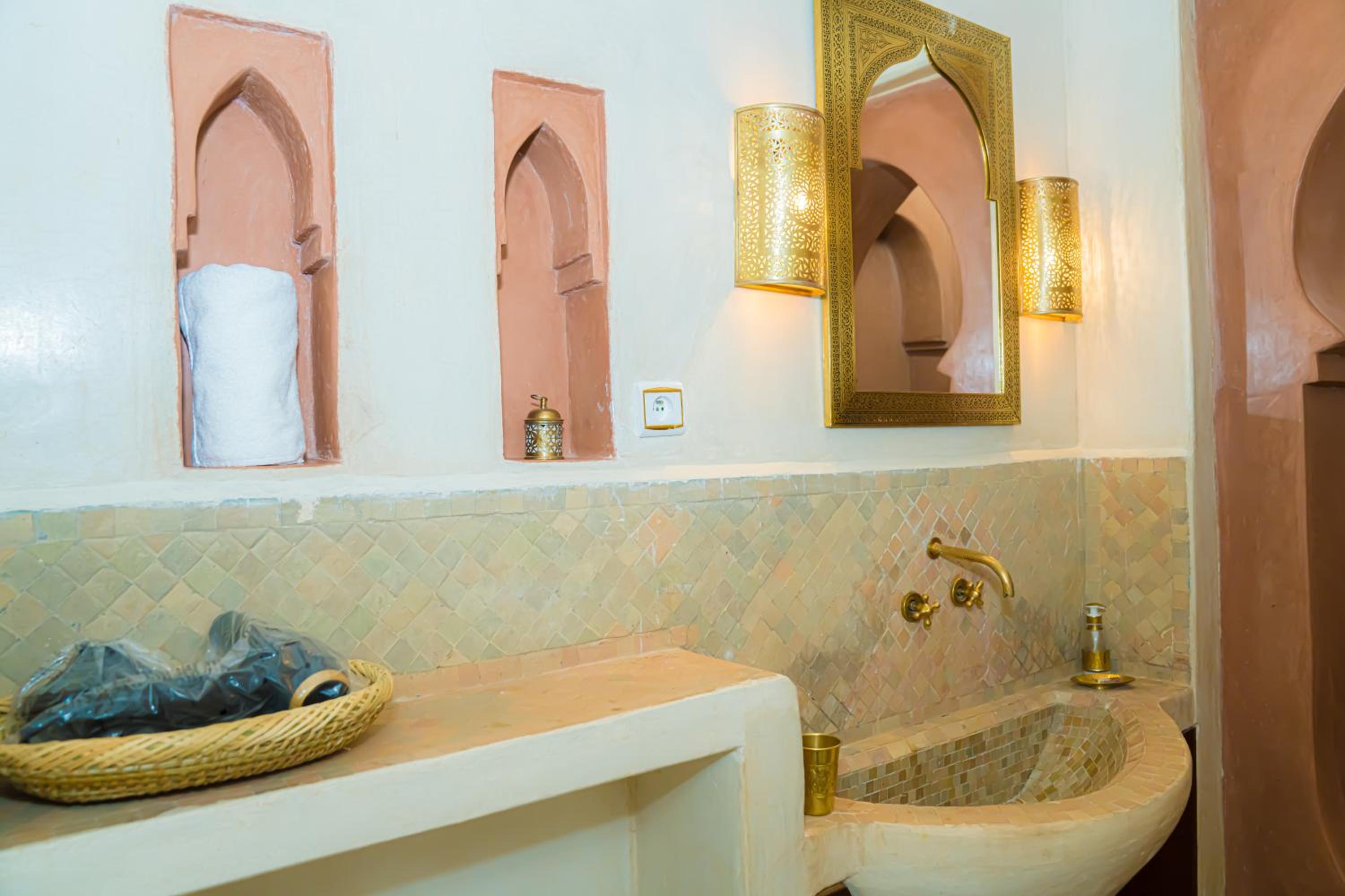 Deluxe Queen Room - Photo 13