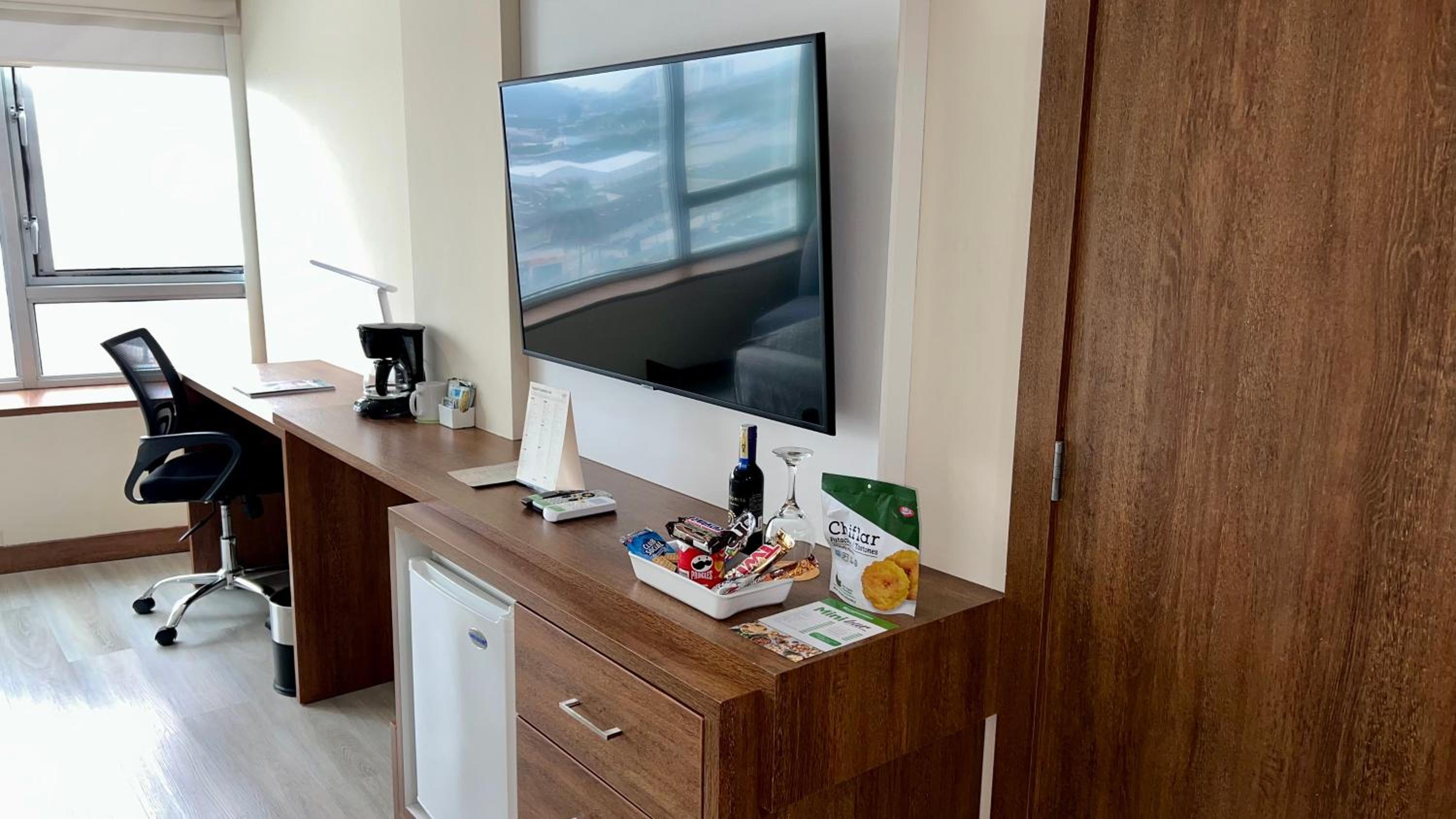 1 Queen Bed and 1 Twin Bed, Suite, Non-Smoking photo 1