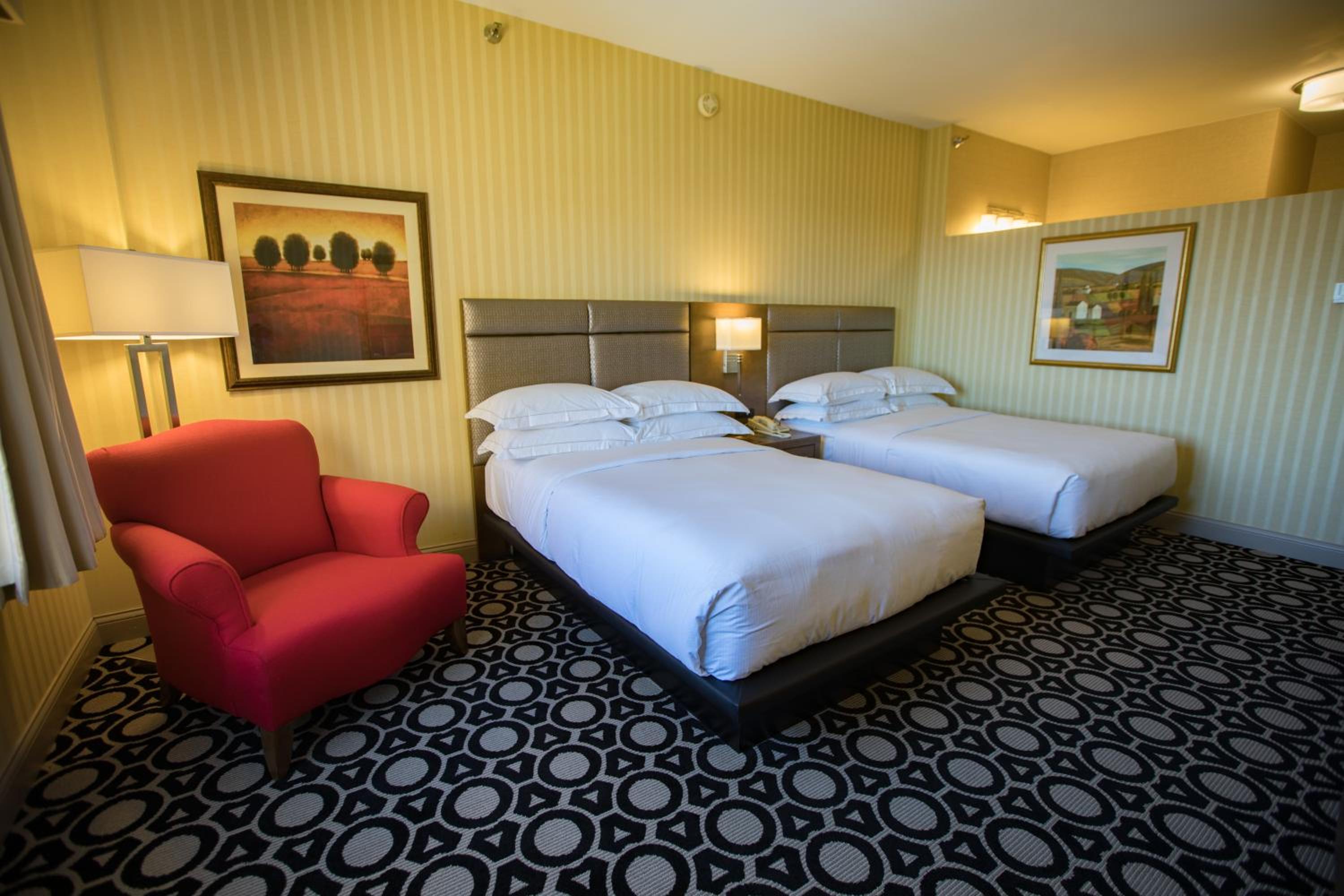 Double Room with Two Double Beds and Tub - Mobility/Hearing Accessible - Photo 4