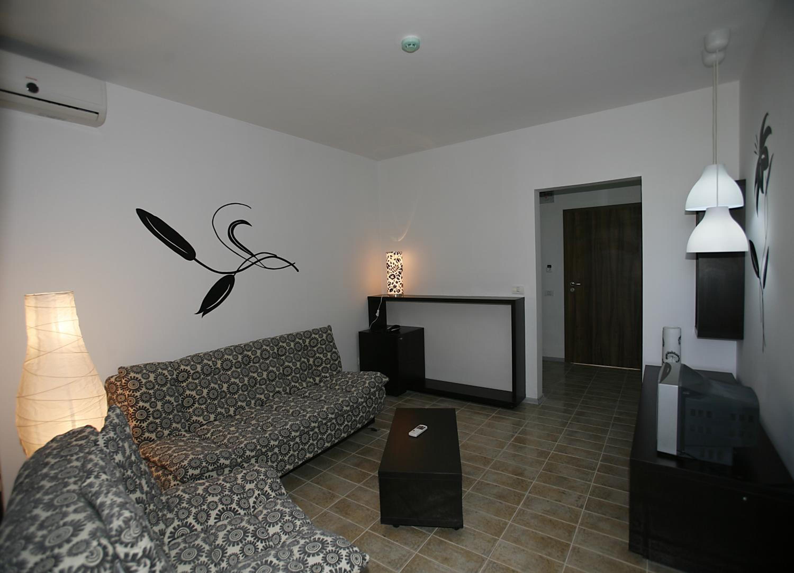 Suite - Photo 11